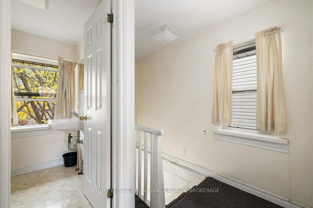 163 Bagot Street photo 19