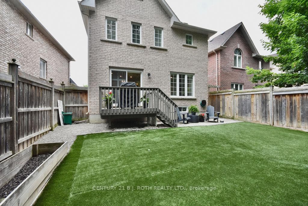 52 Versailles Crescent photo 32