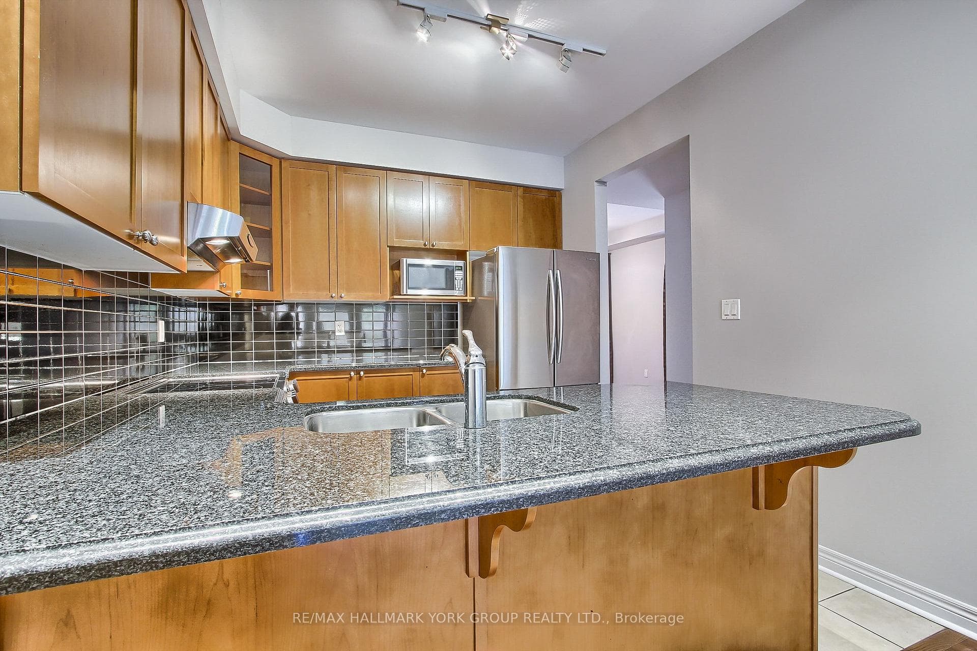 611 TAPESTRY Lane photo 9