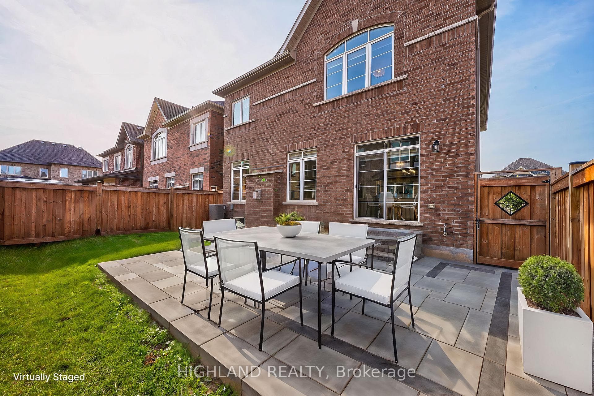 213 Camellia Crescent photo 5