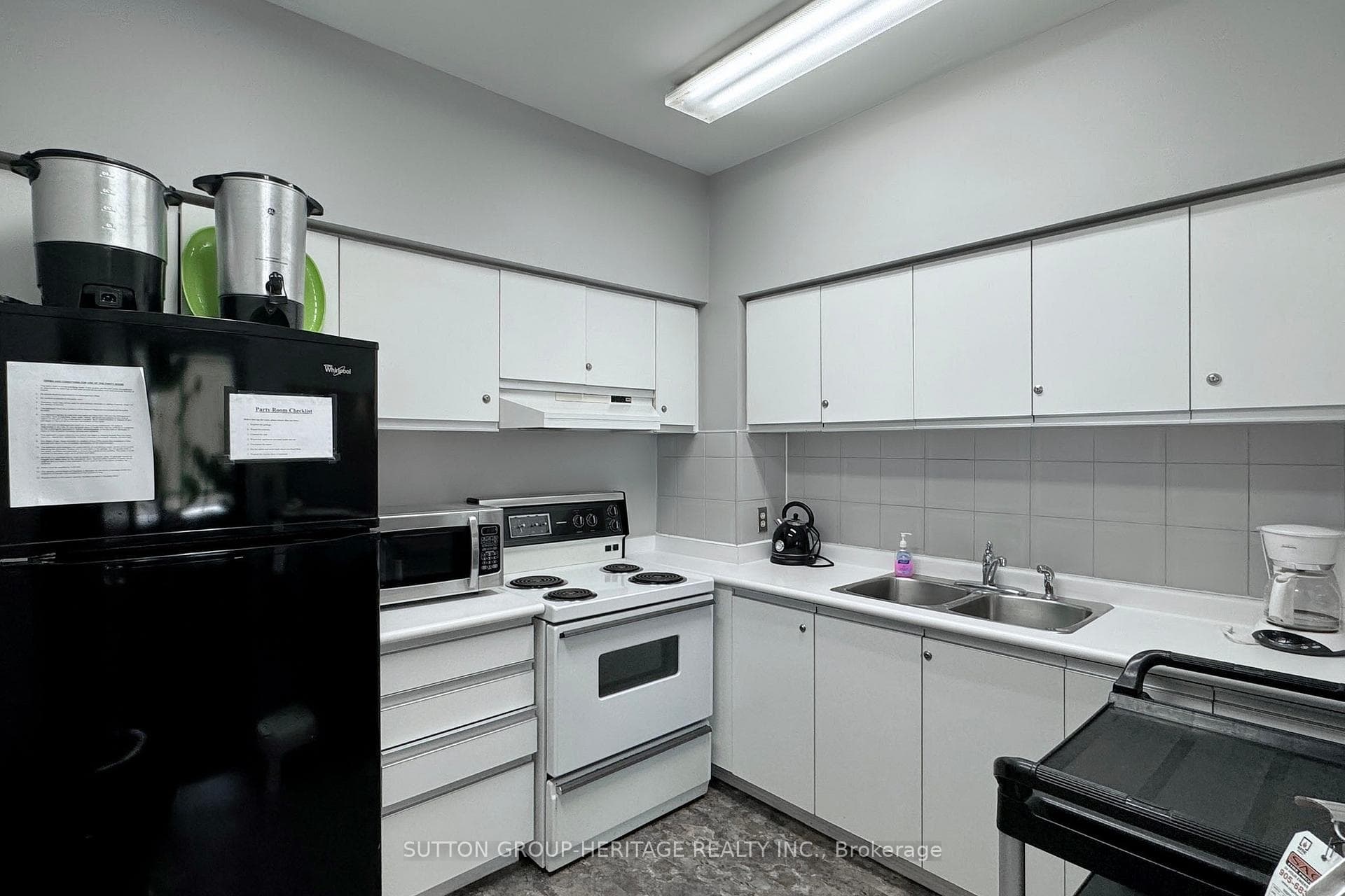 711 Rossland Road Unit 904 photo 30