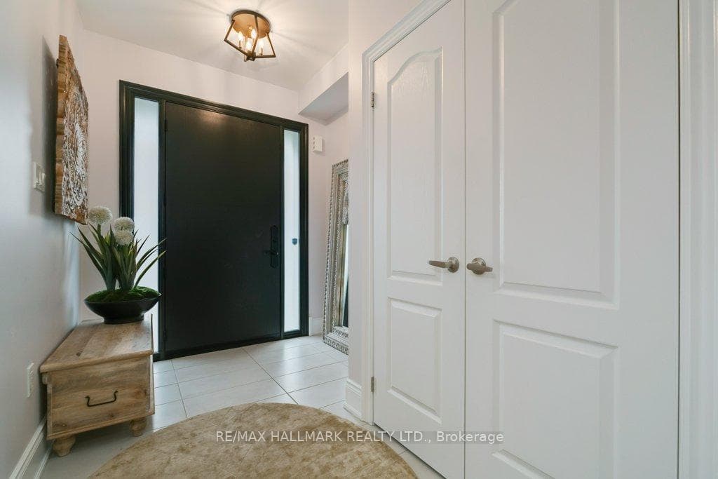 245 Cranbrook Crescent photo 3