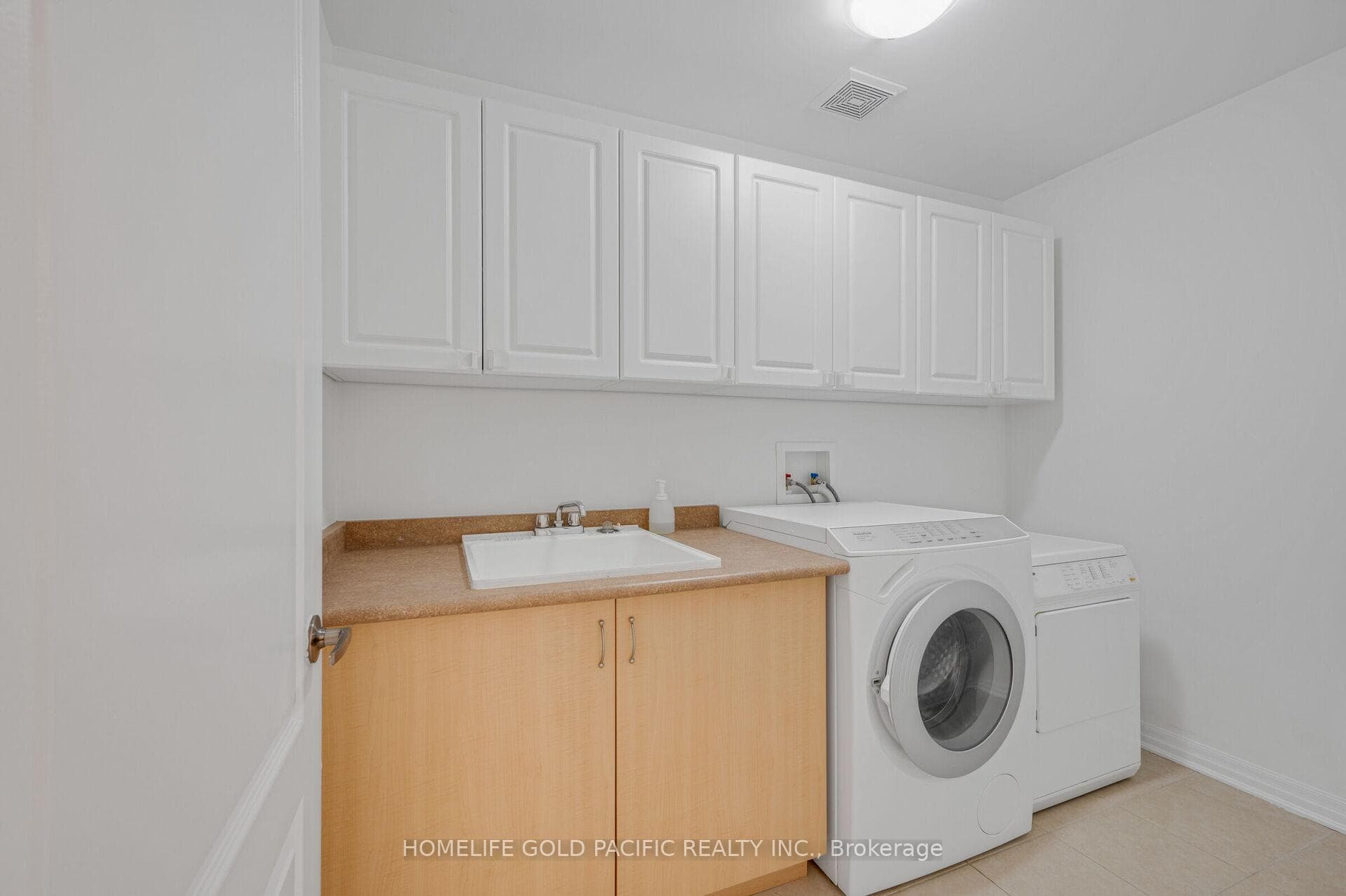 97 Montreal Circle photo 29