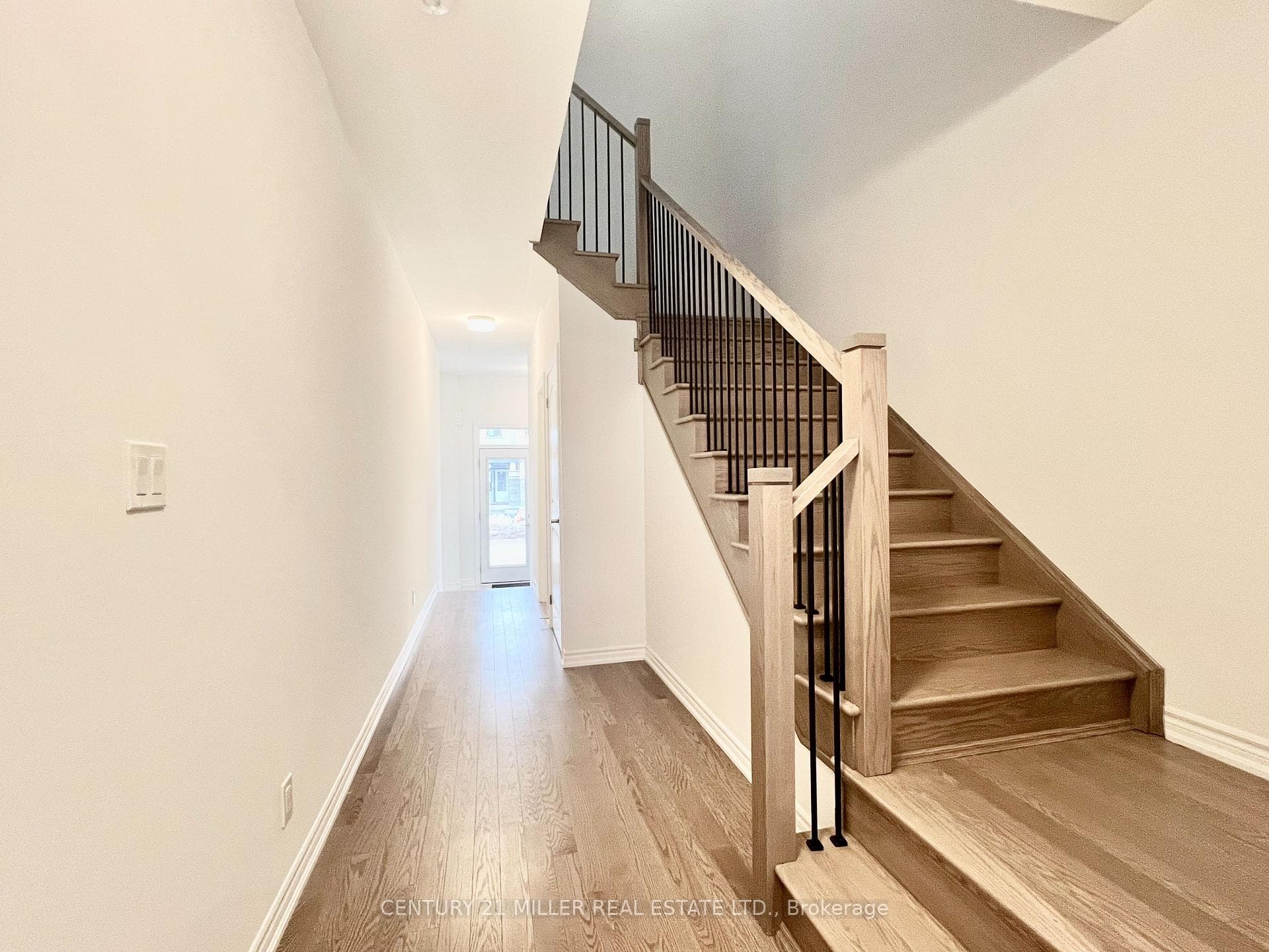 1189 Dartmouth Crescent photo 6