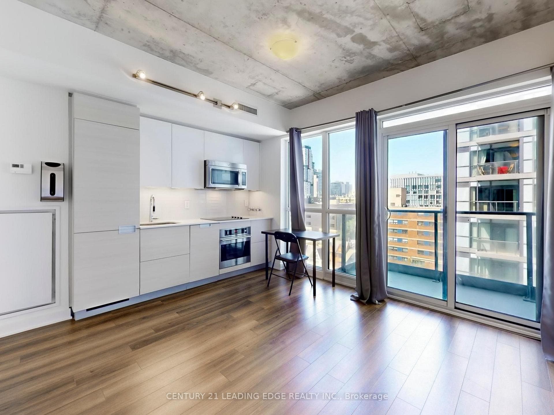 210 Simcoe Street Unit 1012 photo 3