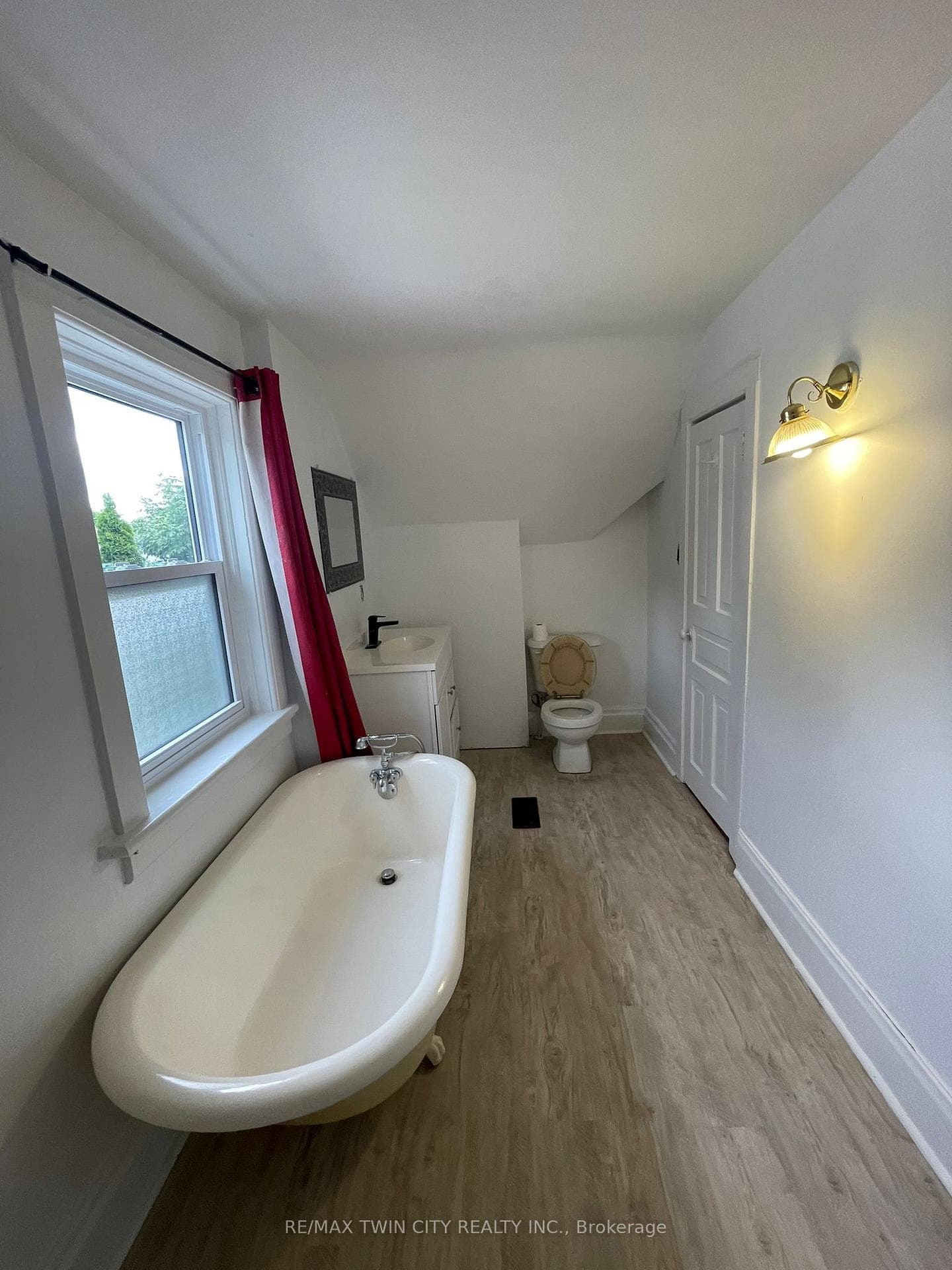 319 SPADINA Road photo 4