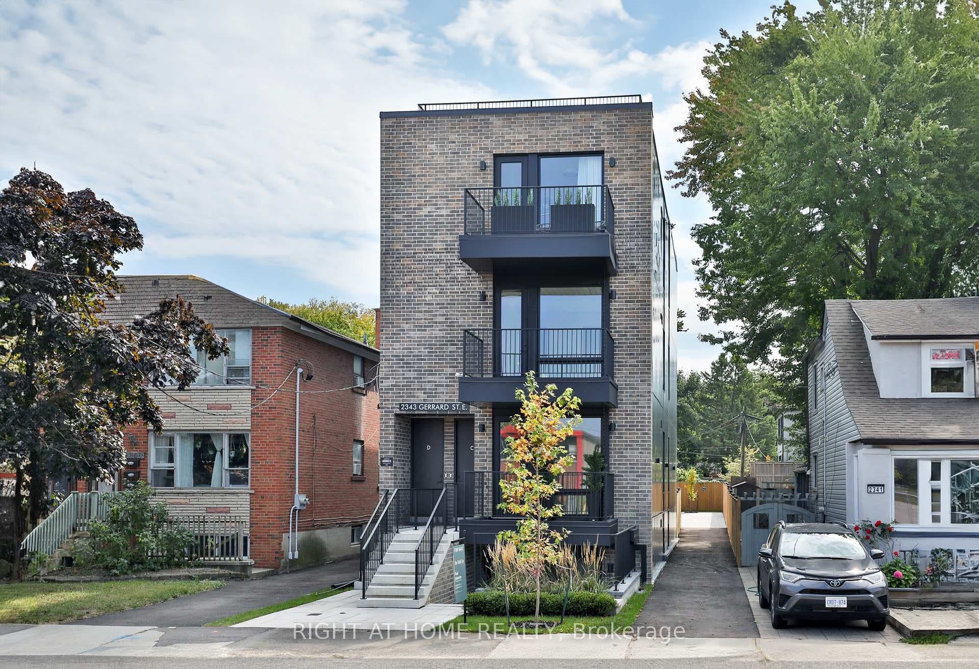 2343 Gerrard Street Unit Sky photo 28
