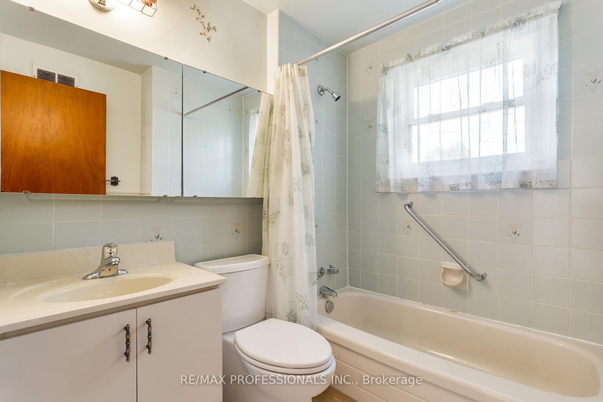 38 Van Stassen Boulevard photo 33