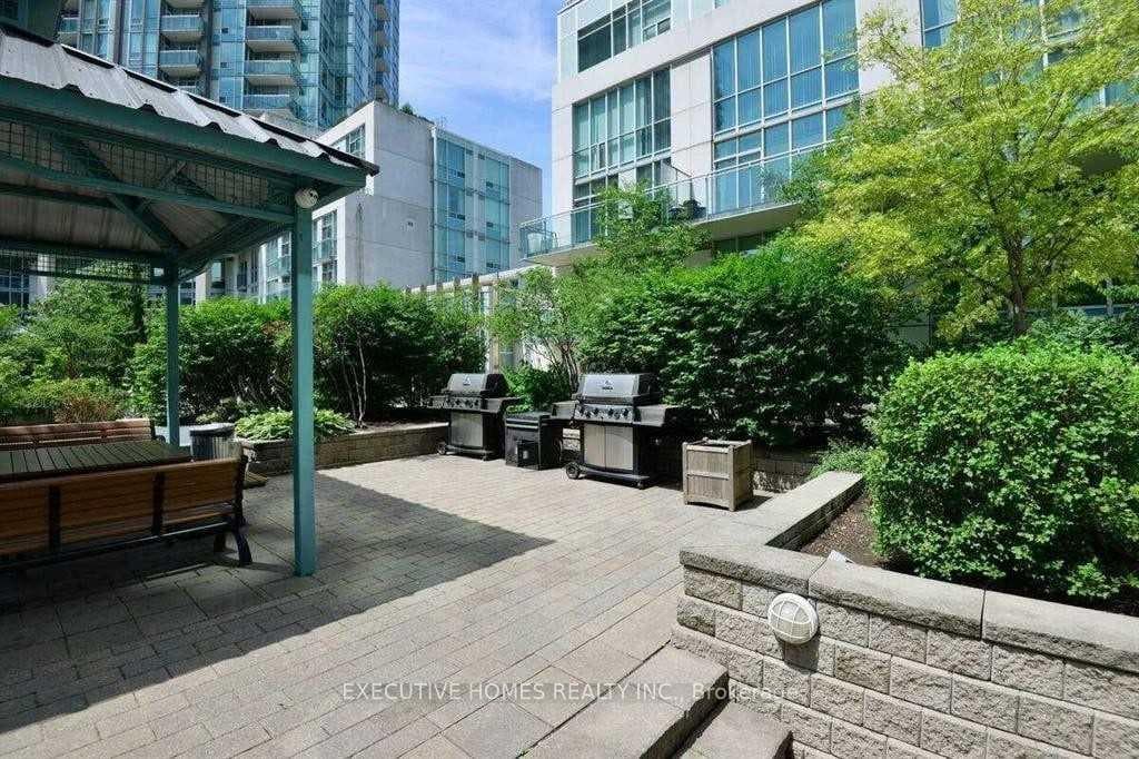 220 Burnhamthorpe Road Unit 2108 photo 6
