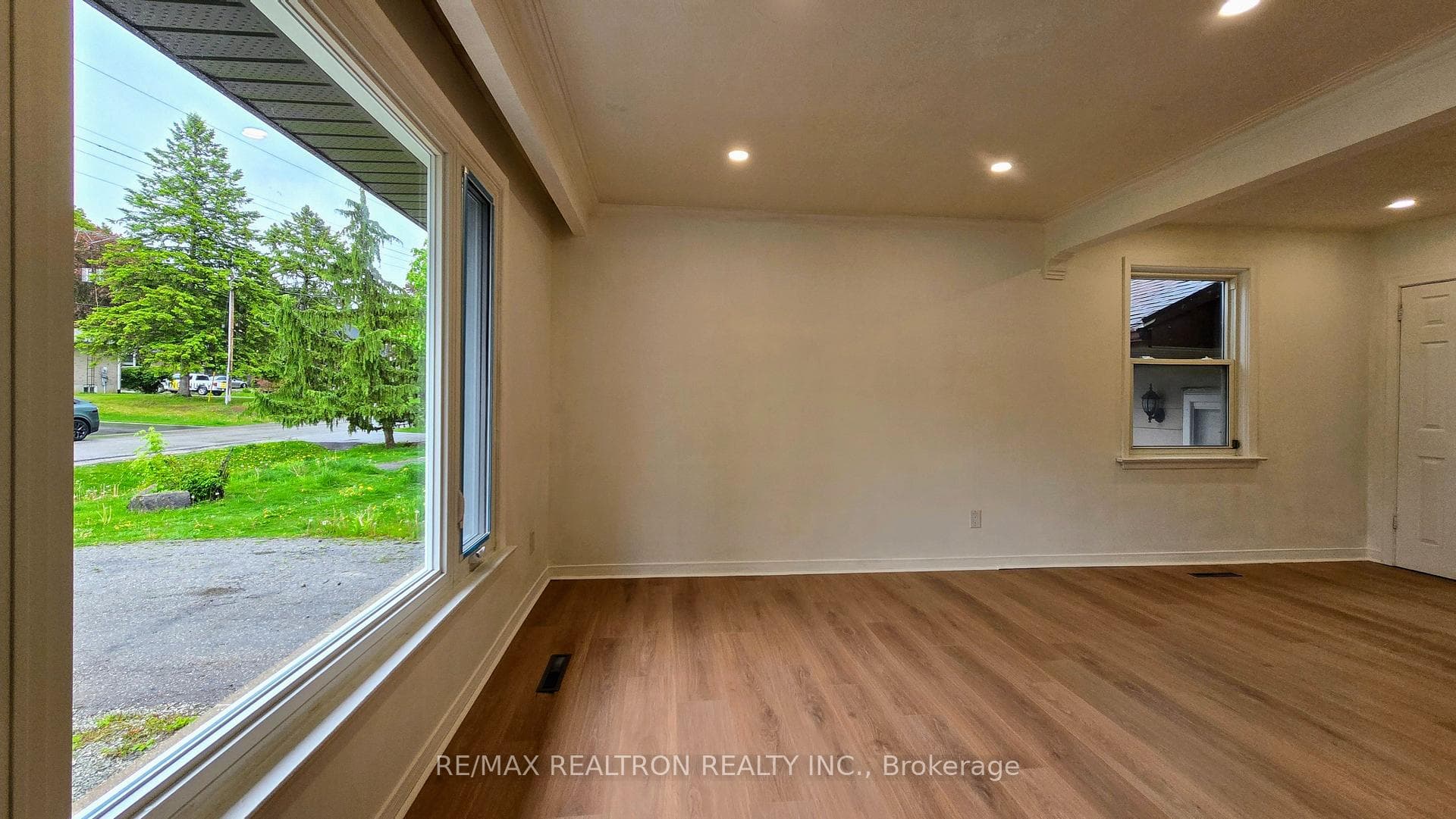 105 Humber Crescent photo 11