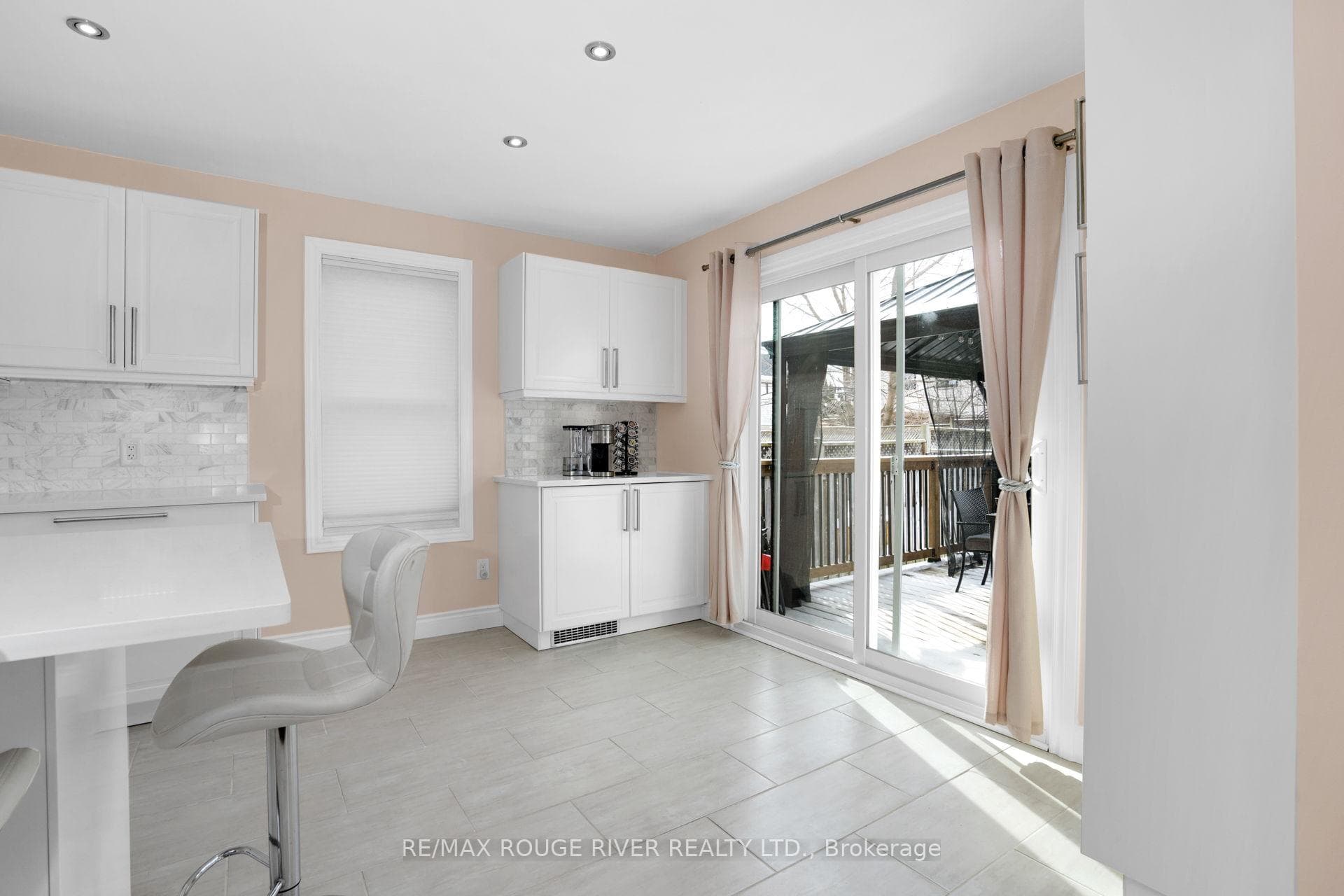 577 Woodmount Crescent photo 14