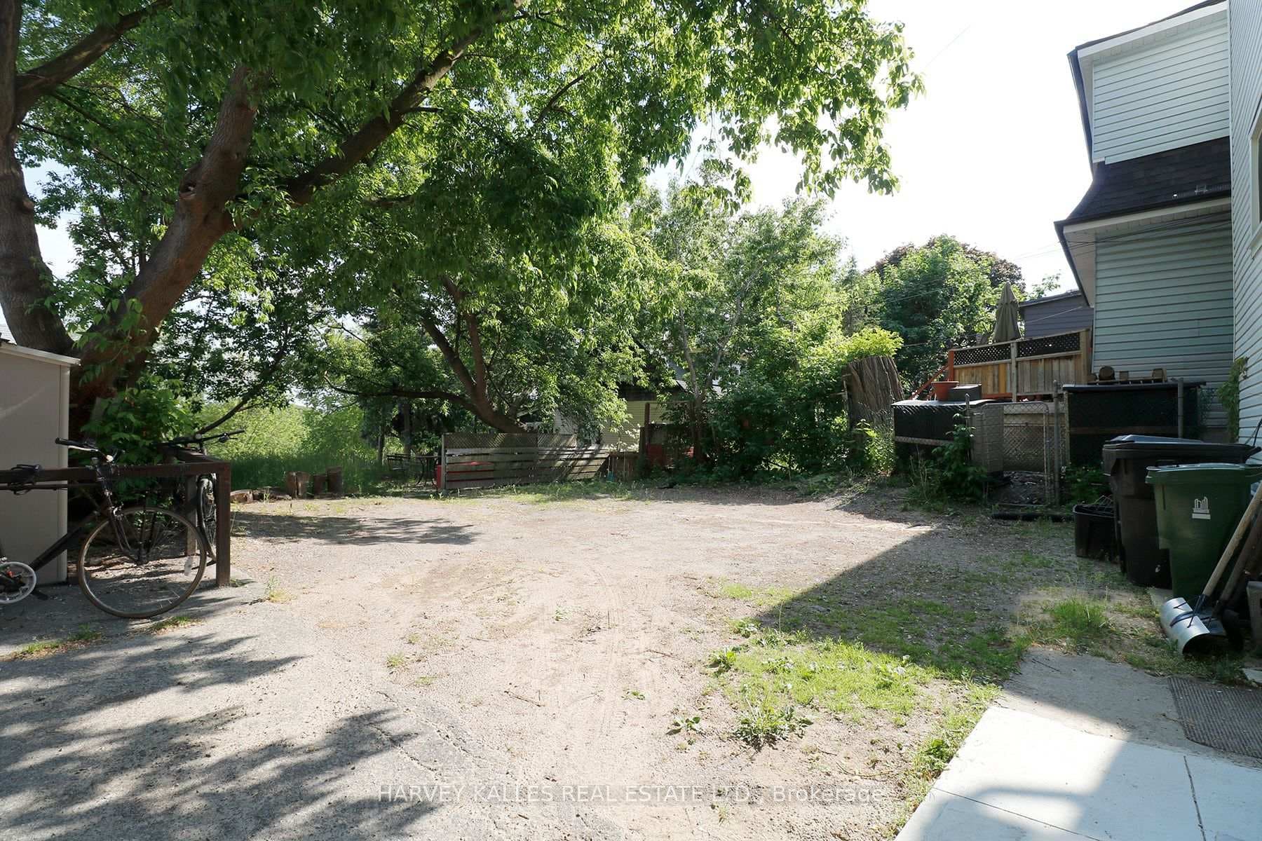 437 Kingston Road photo 22