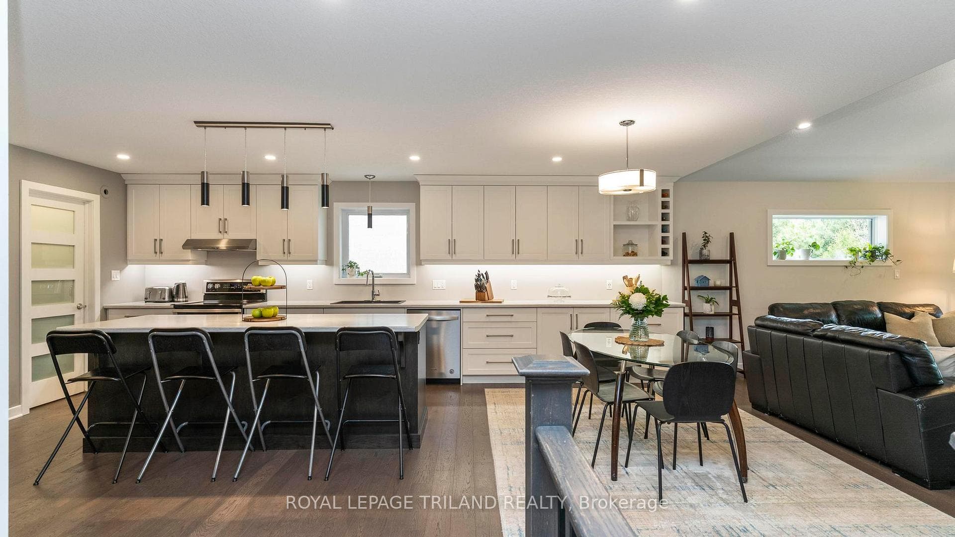 35 WEIR Crescent photo 9