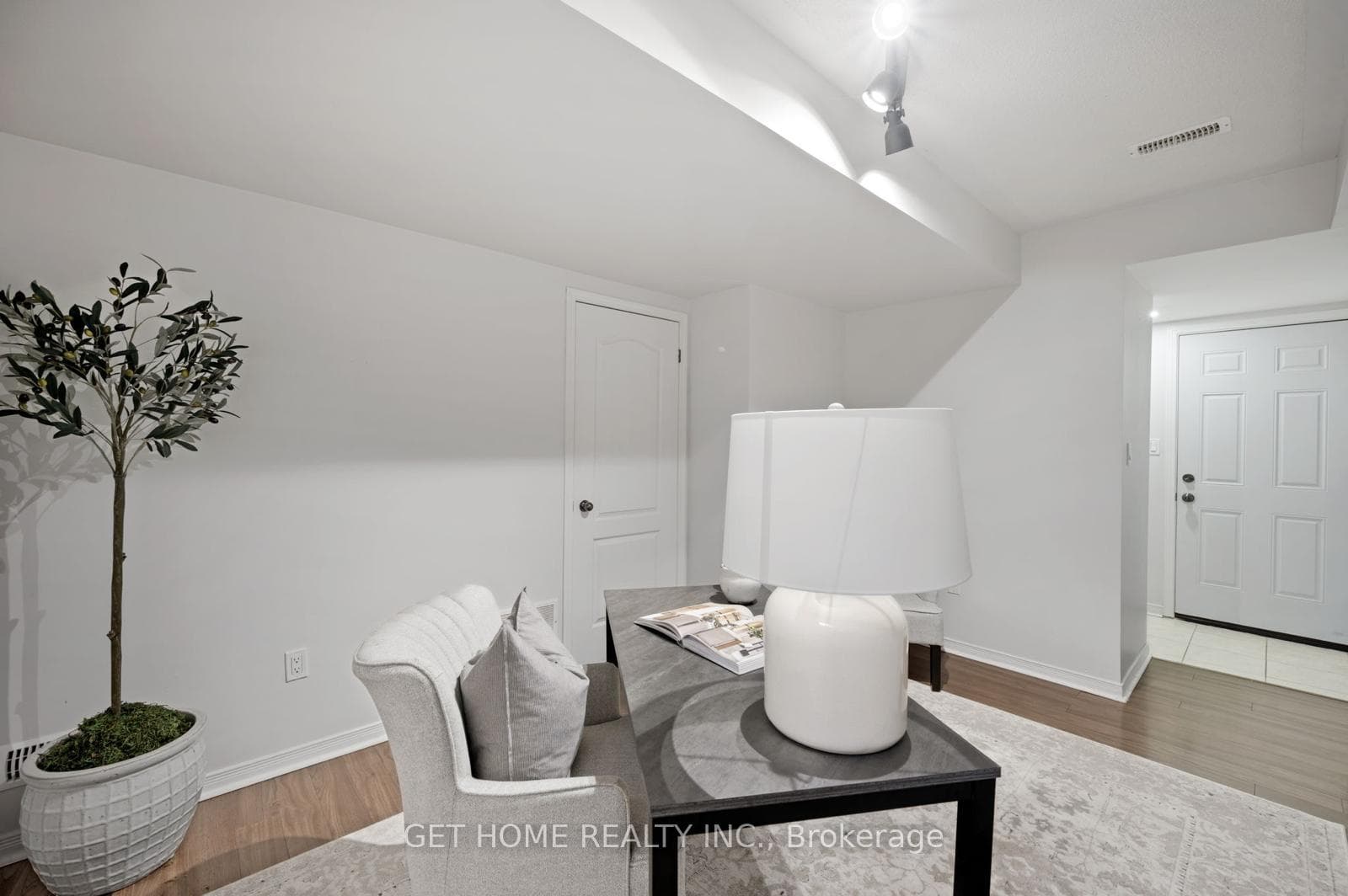 19 Benjamin Way photo 23