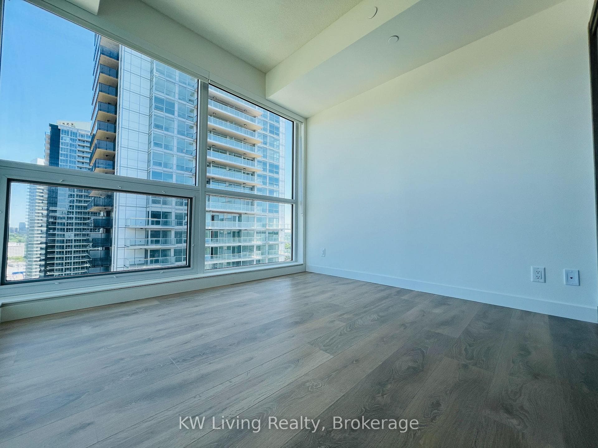 25 McMahon Drive Unit 2008 photo 2