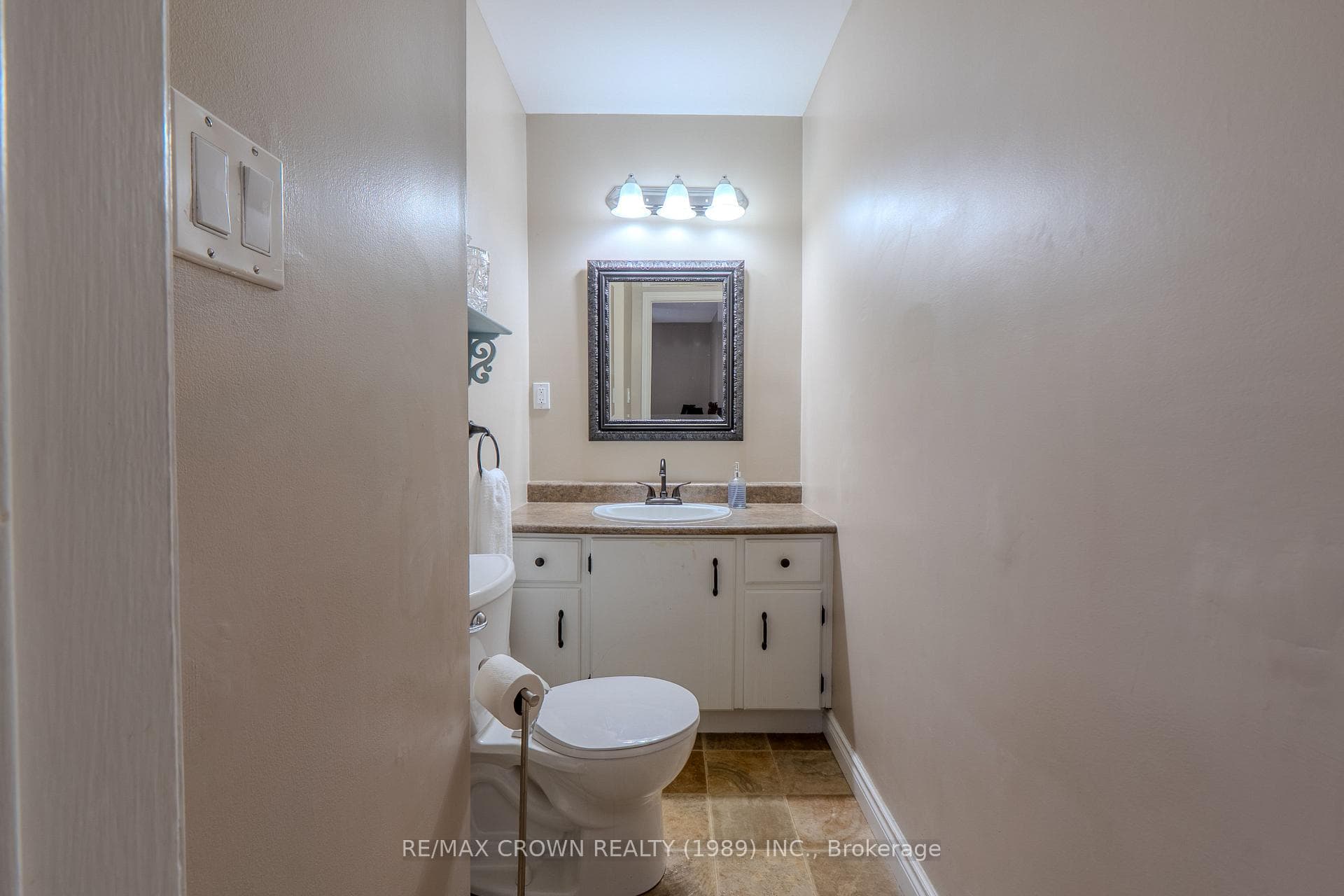 174 Rancier Street photo 9