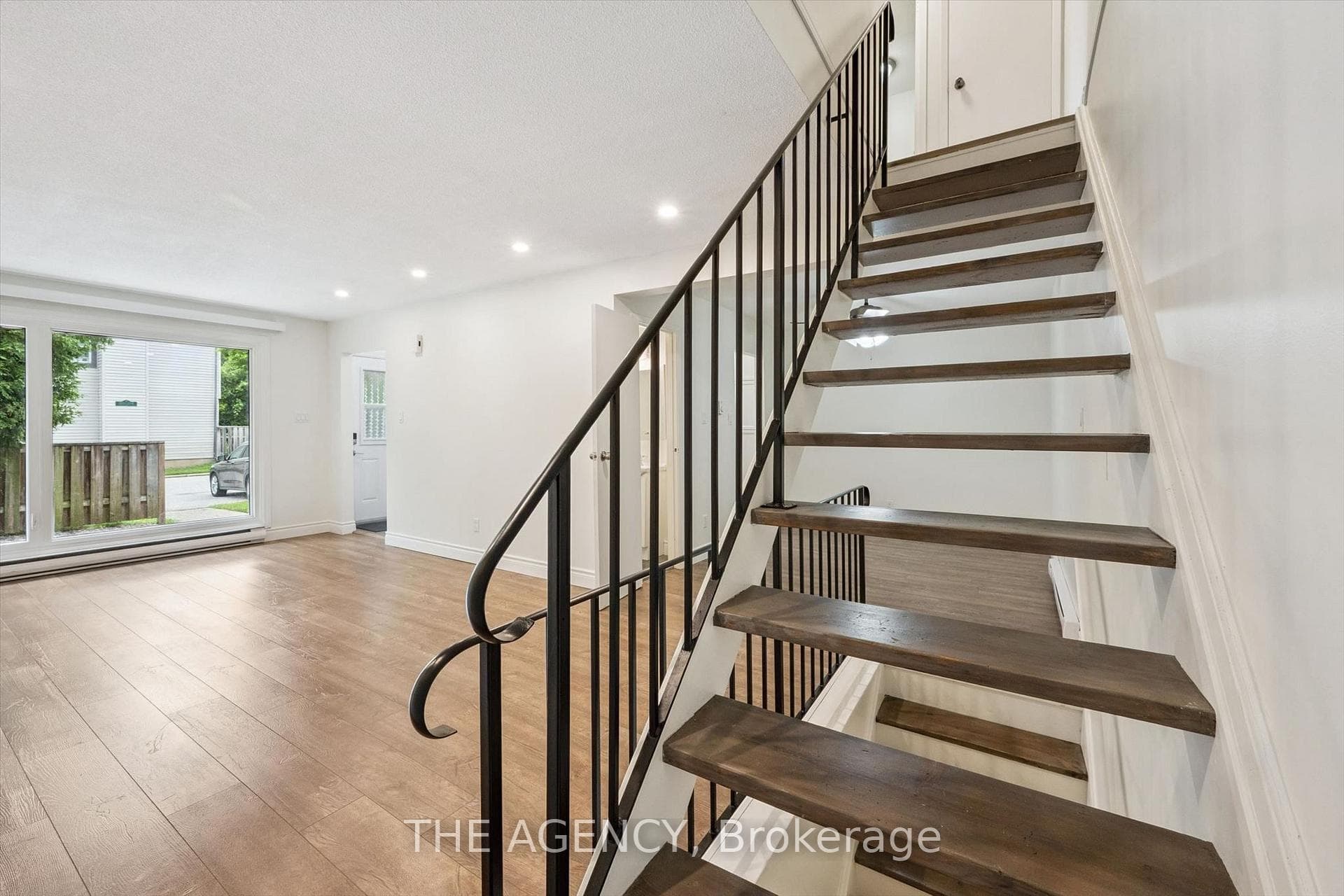 410 SCOTTSDALE Drive photo 13