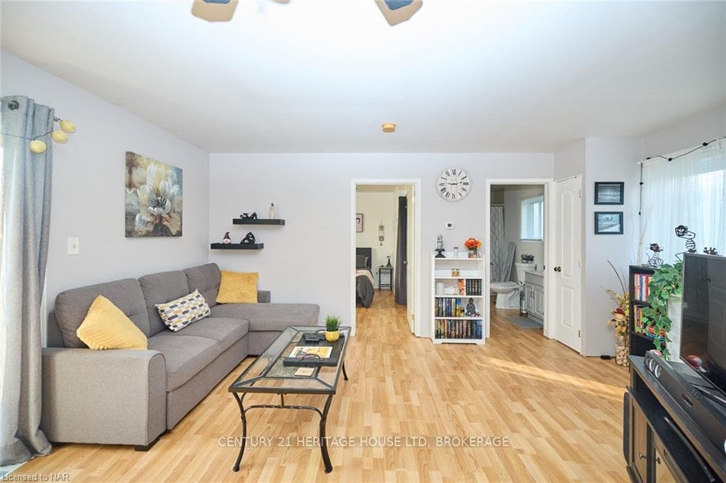 Upper living area in the secondary residence