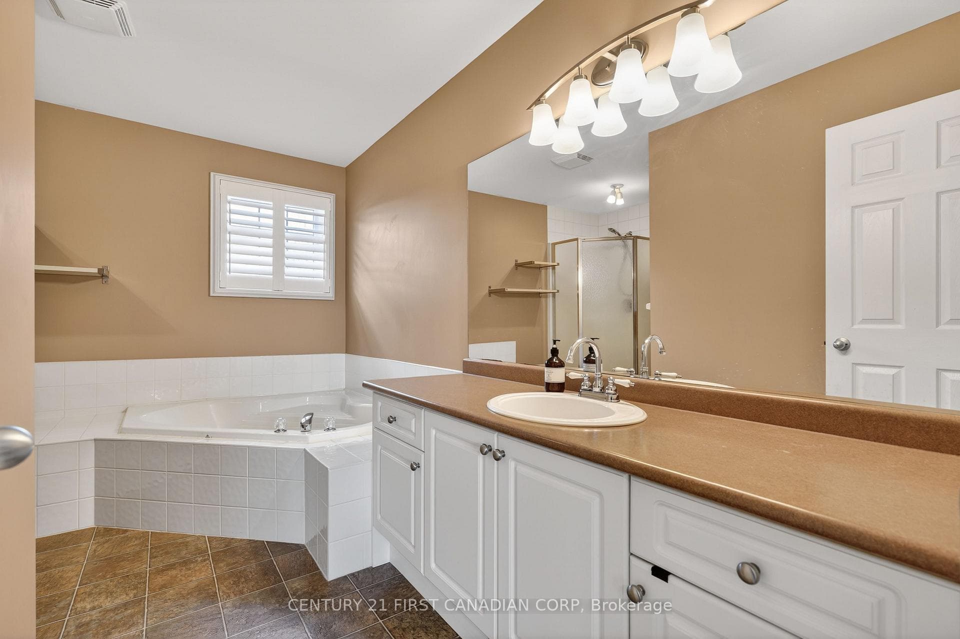 1063 Thornley Street photo 25
