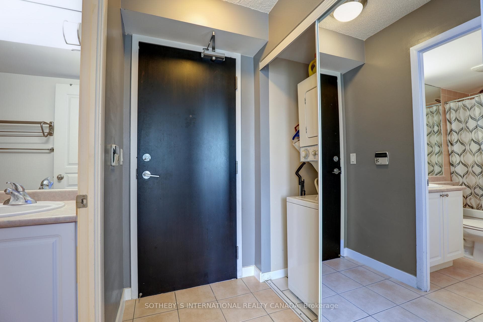 18 Yonge Street Unit 1512 photo 2