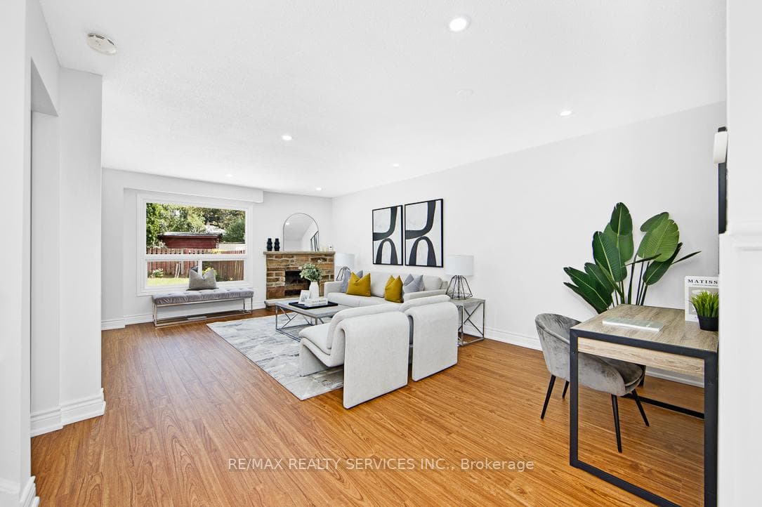 1762 Bronte Square photo 3