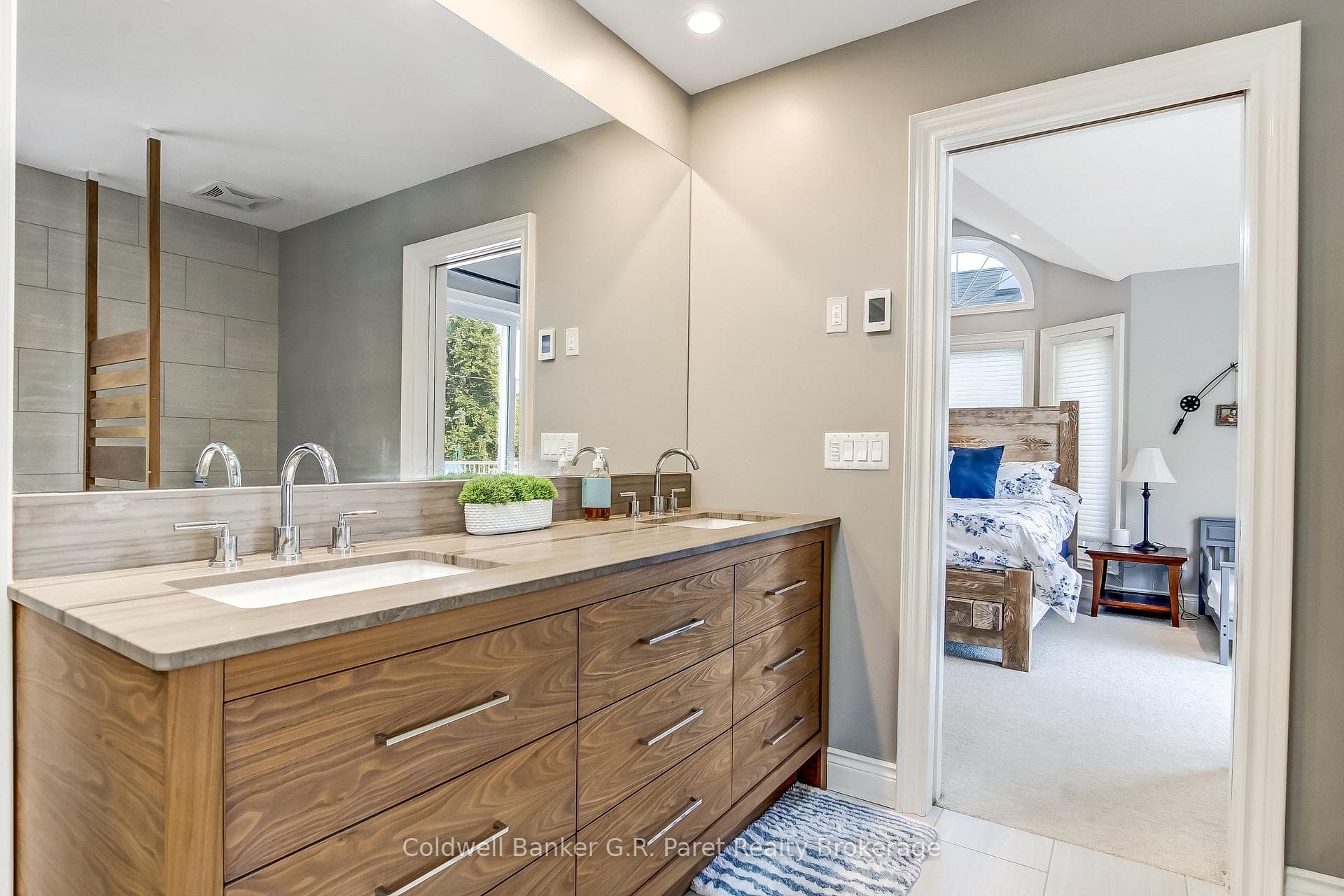 Ensuite bath. (5pc.)