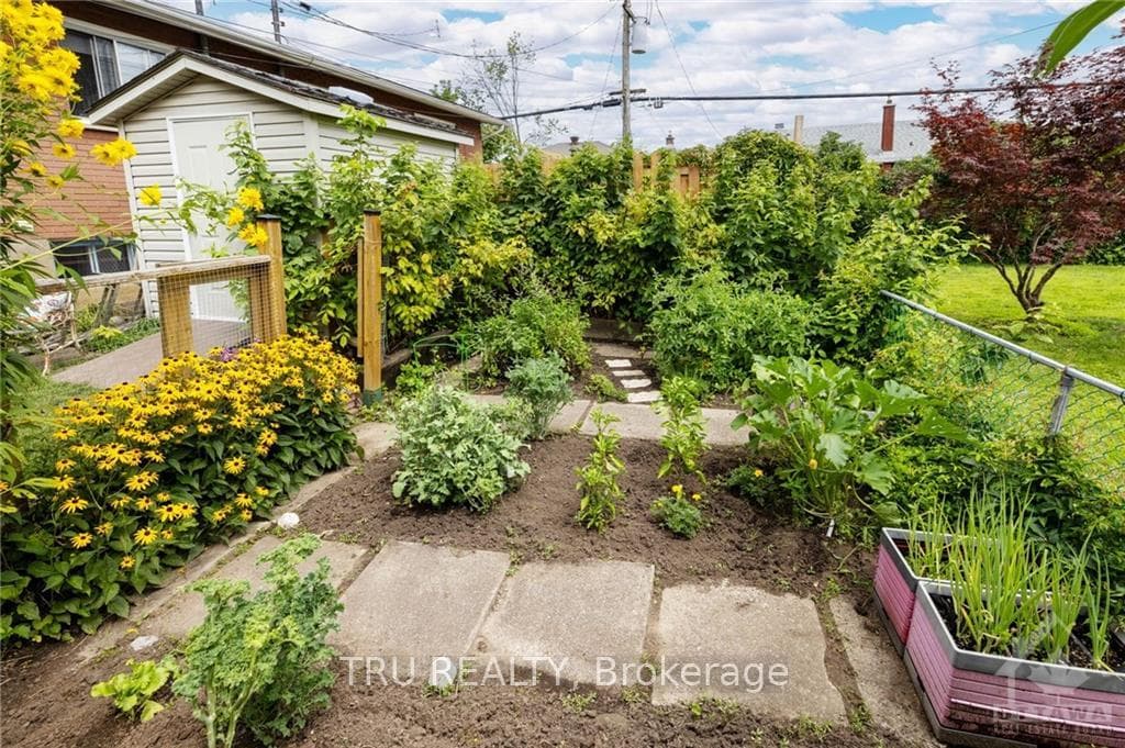 620 CLARKE Avenue photo 30