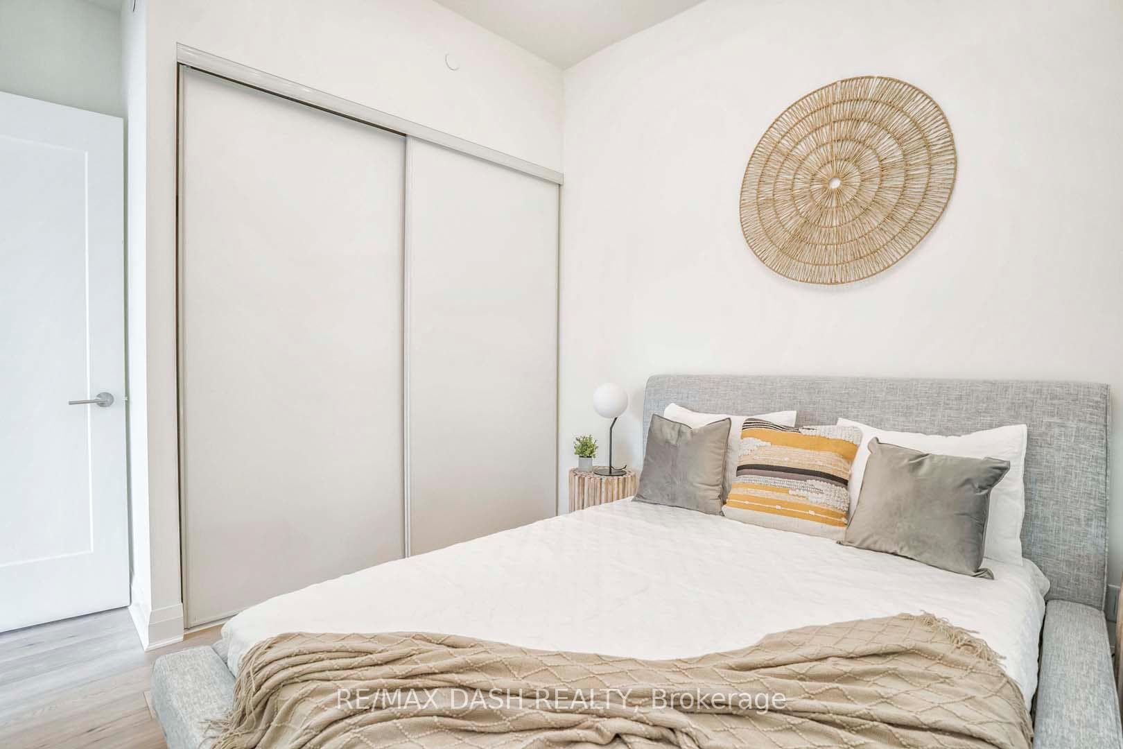 151 Avenue Road Unit 205 photo 25