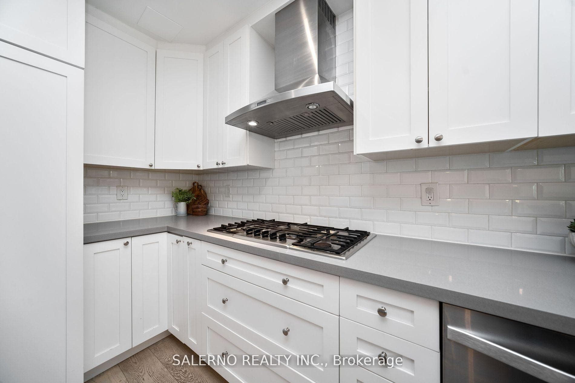 57 Queen Isabella Crescent photo 12