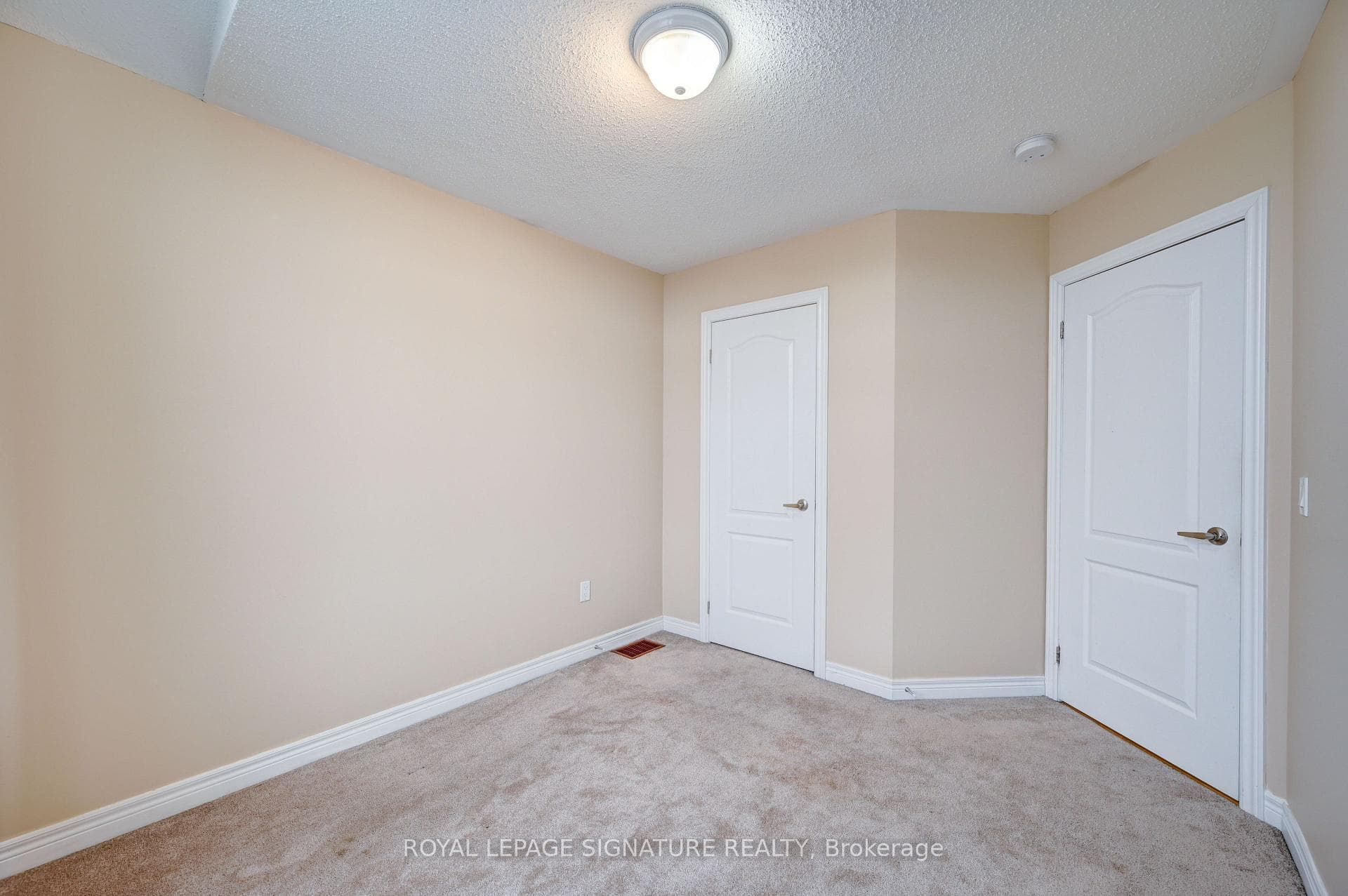 758 Cook Crescent photo 32