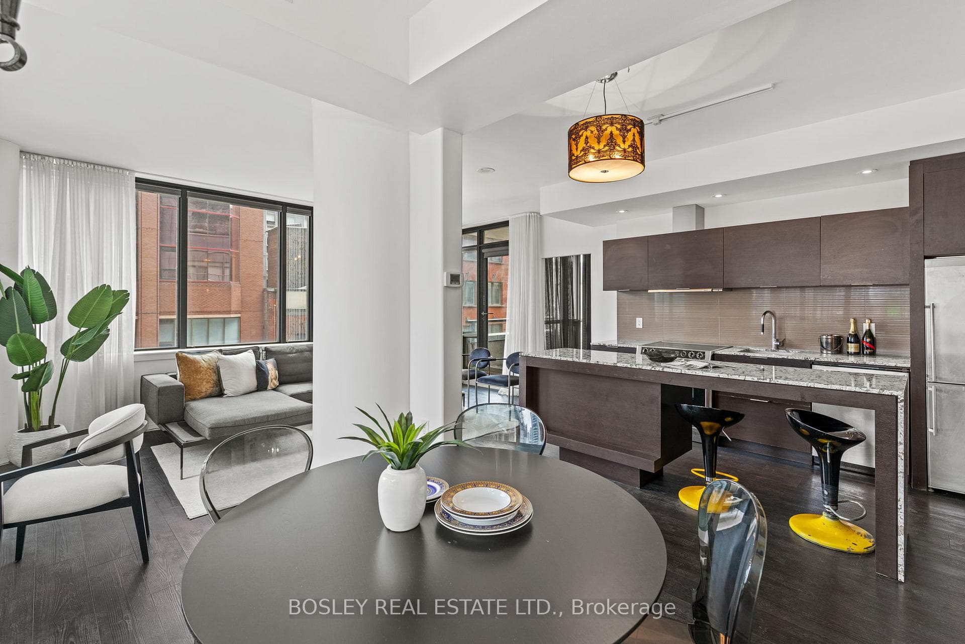 Dining area can be converted back to bedroom