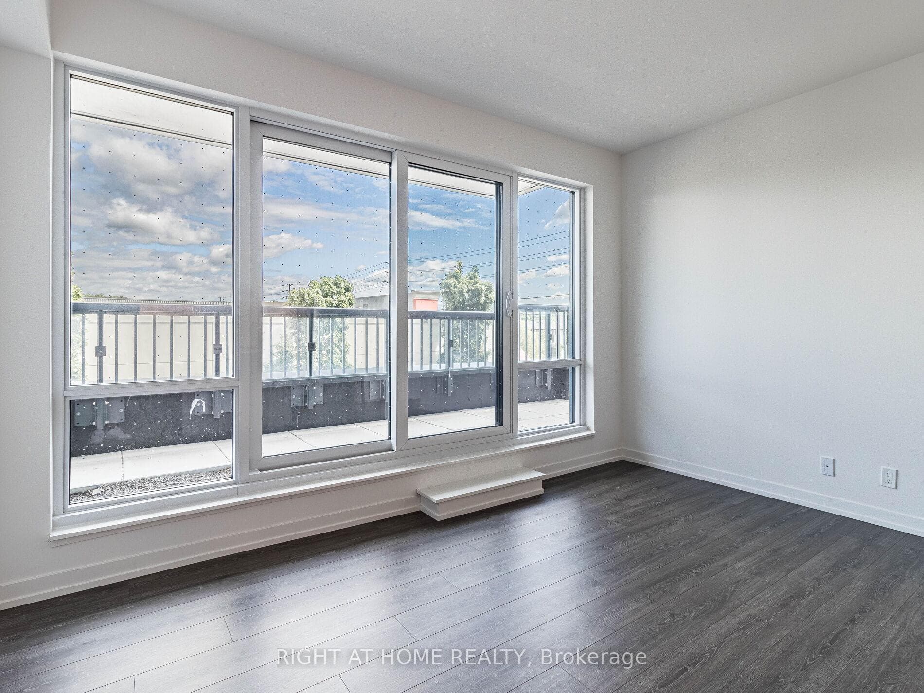 7950 bathurst Street Unit 203 photo 4