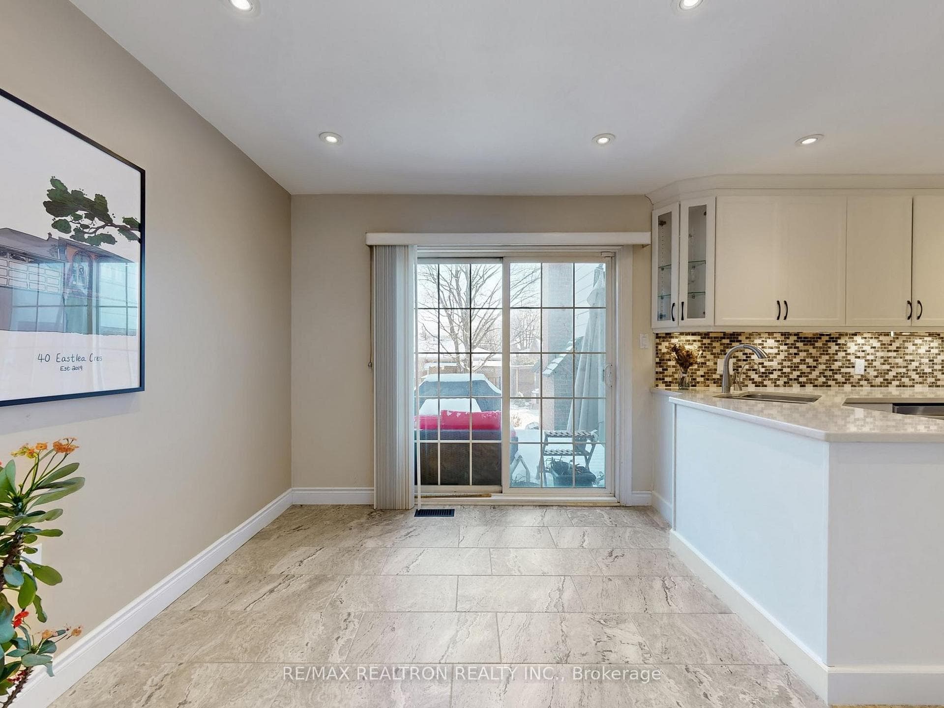 40 Eastlea Crescent photo 9
