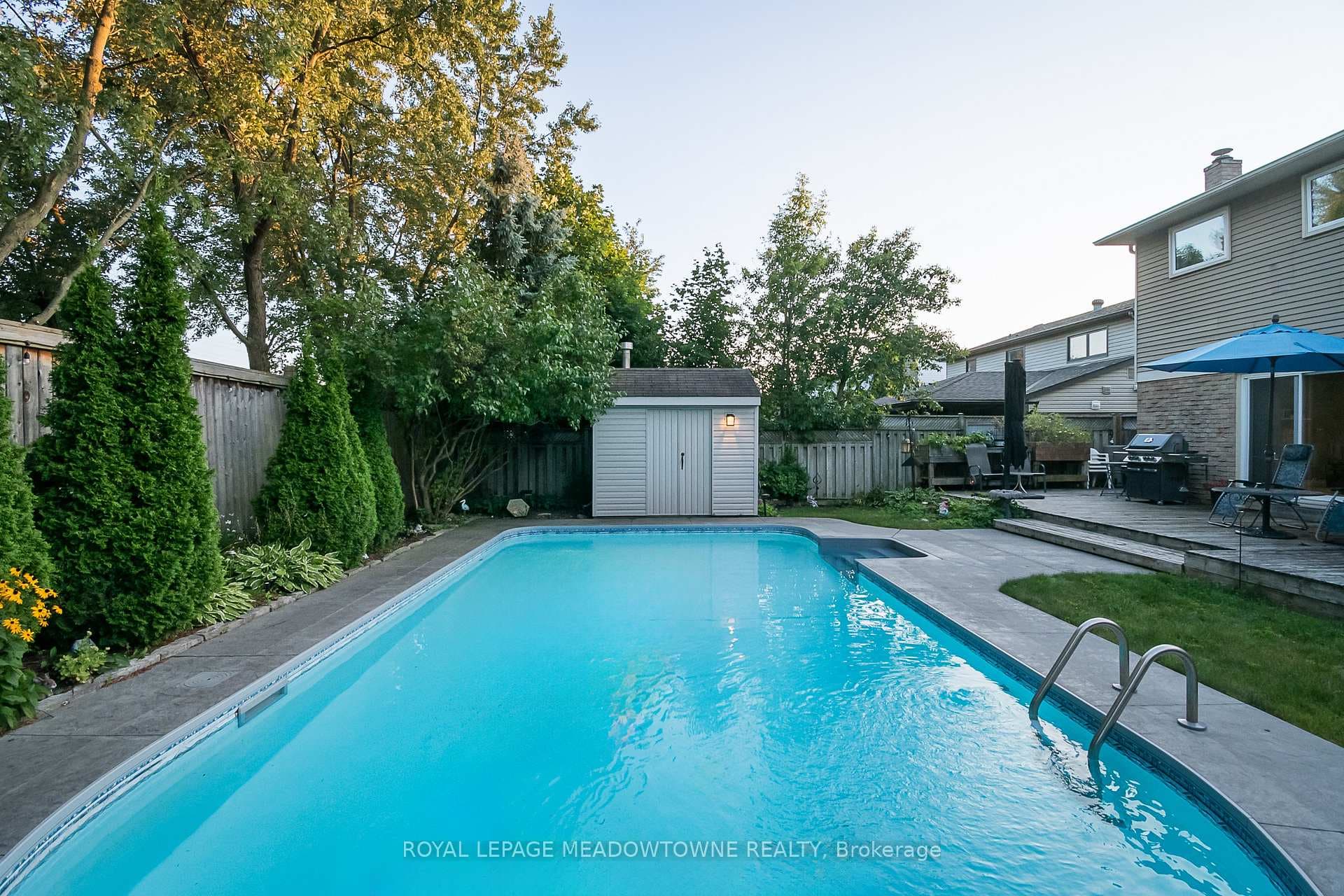 584 Moorelands Crescent photo 37