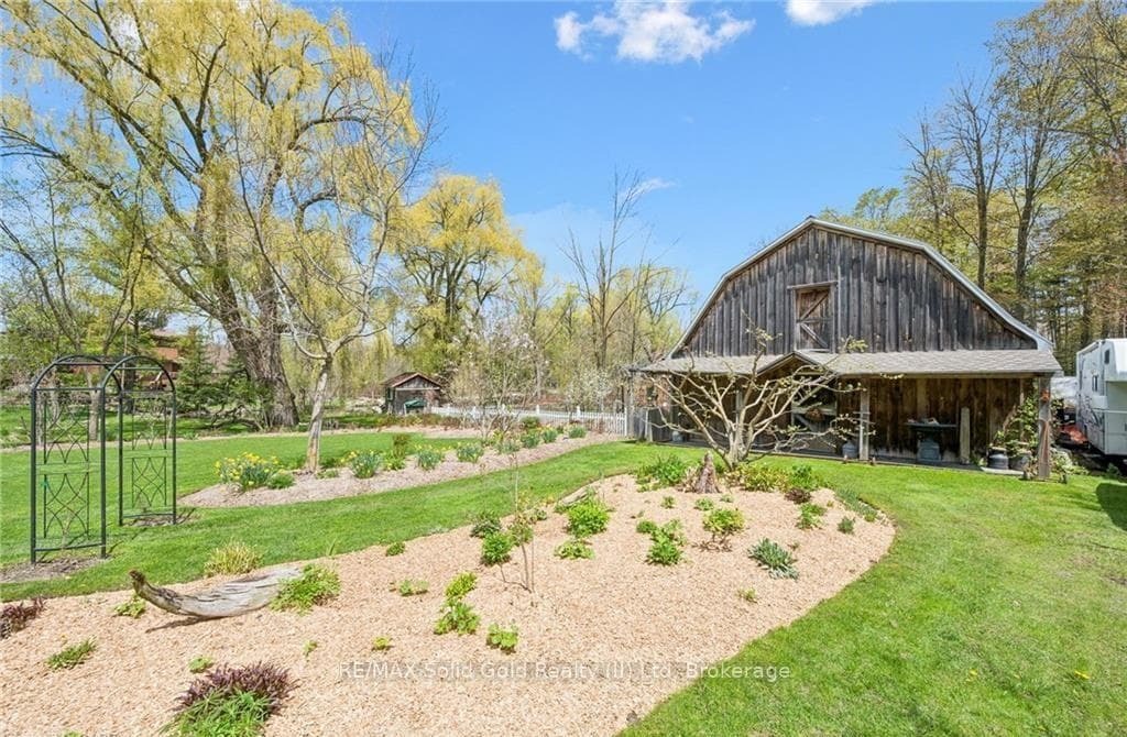2073 Maplewood Road photo 38