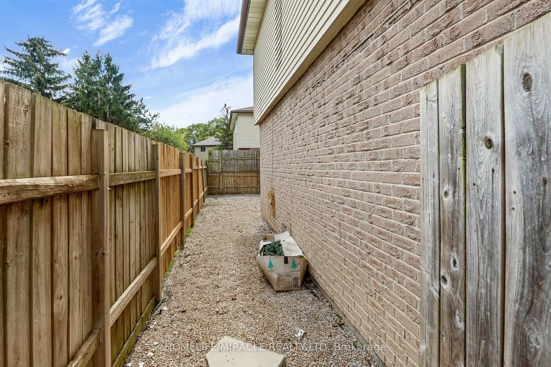 1180 Heathfield Court photo 23