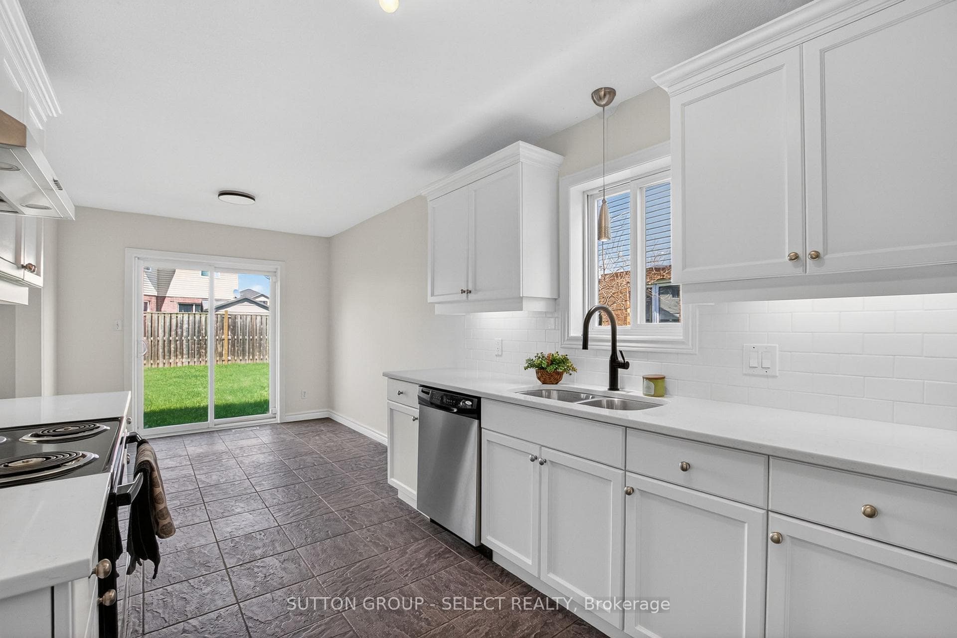 1893 Stackhouse Crescent photo 13
