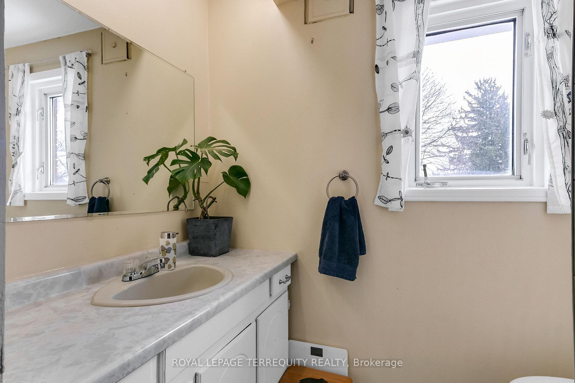 Upper Level Main Bathroom