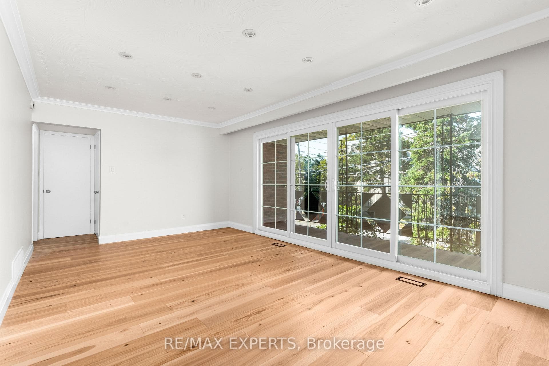 271 HARVIE Avenue Unit 3 photo 10