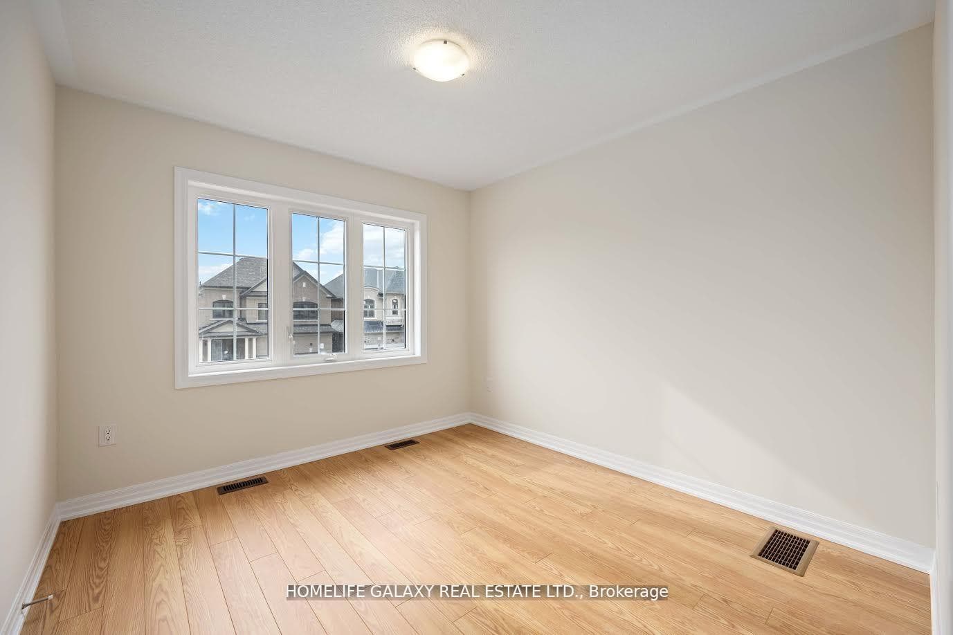 6 Northrop Avenue photo 15