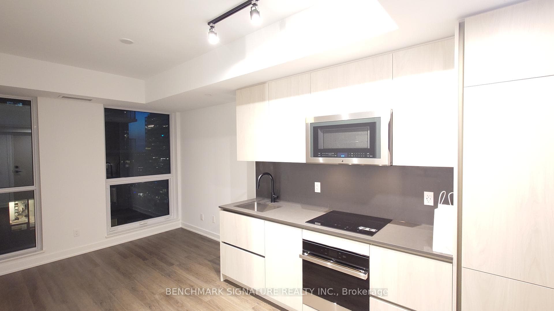 327 King Street Unit 2505 photo 3