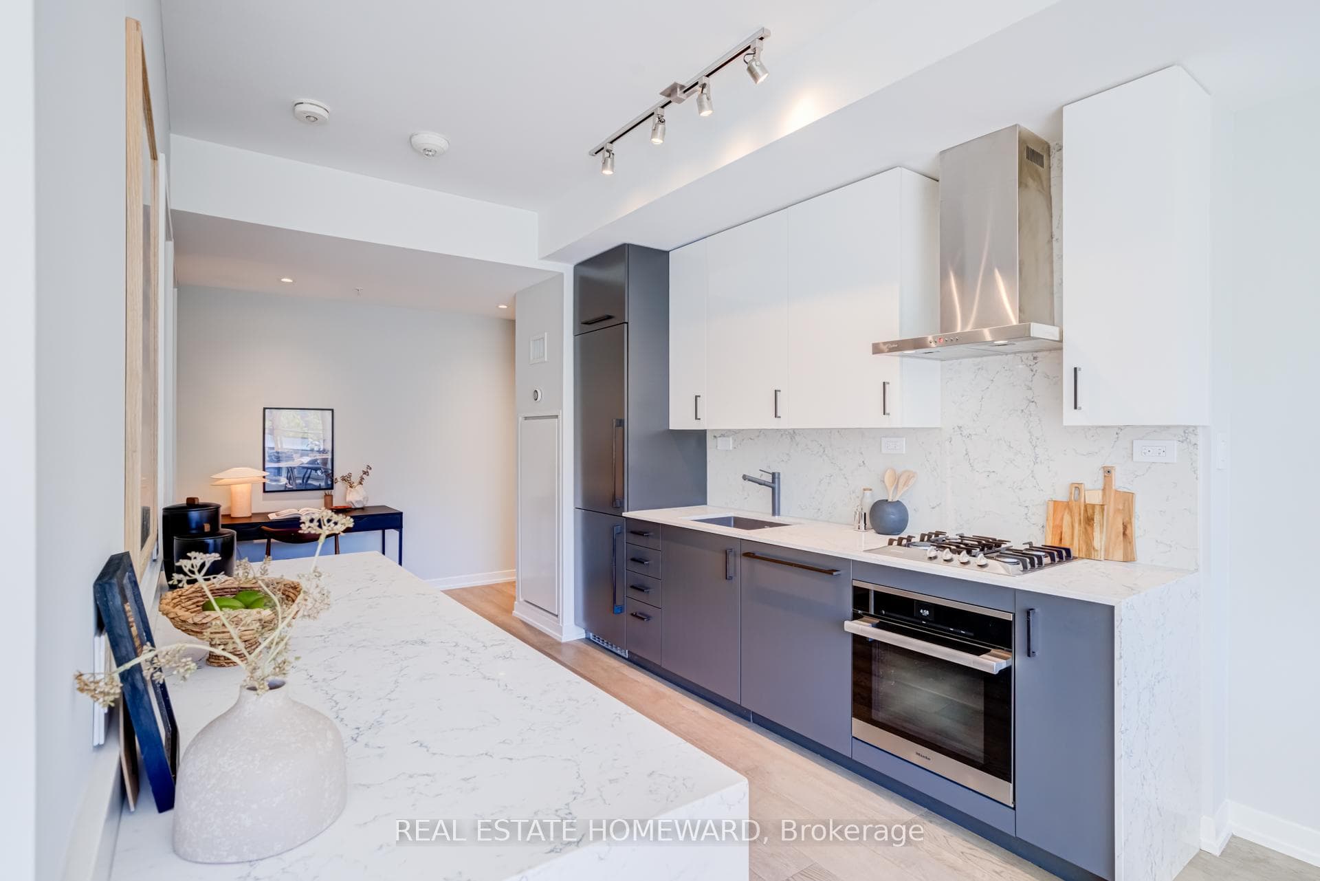 38 Howard Park Avenue Unit 527 photo 6