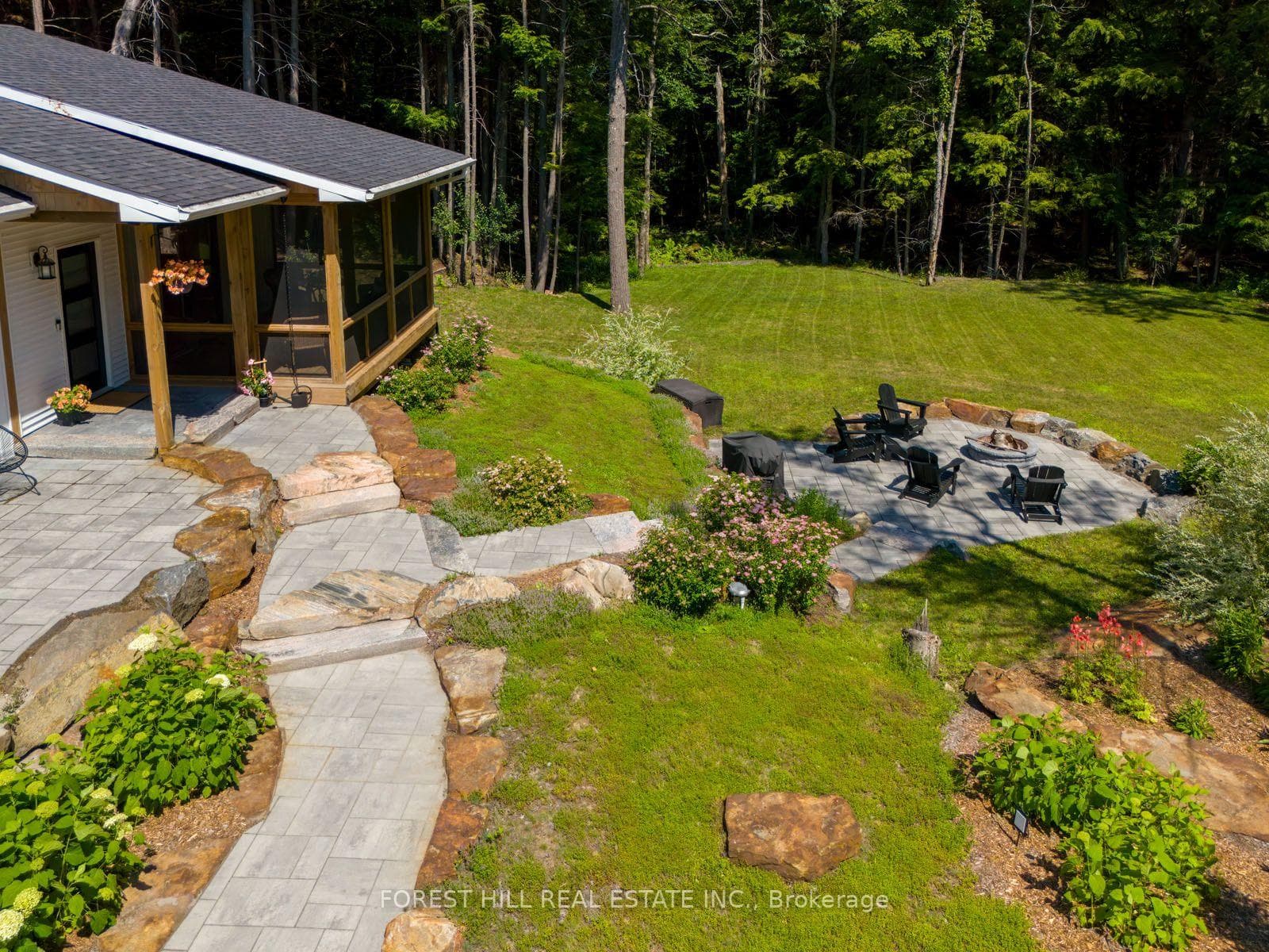 Main House - Beautifully Landscaped With Fire Pit