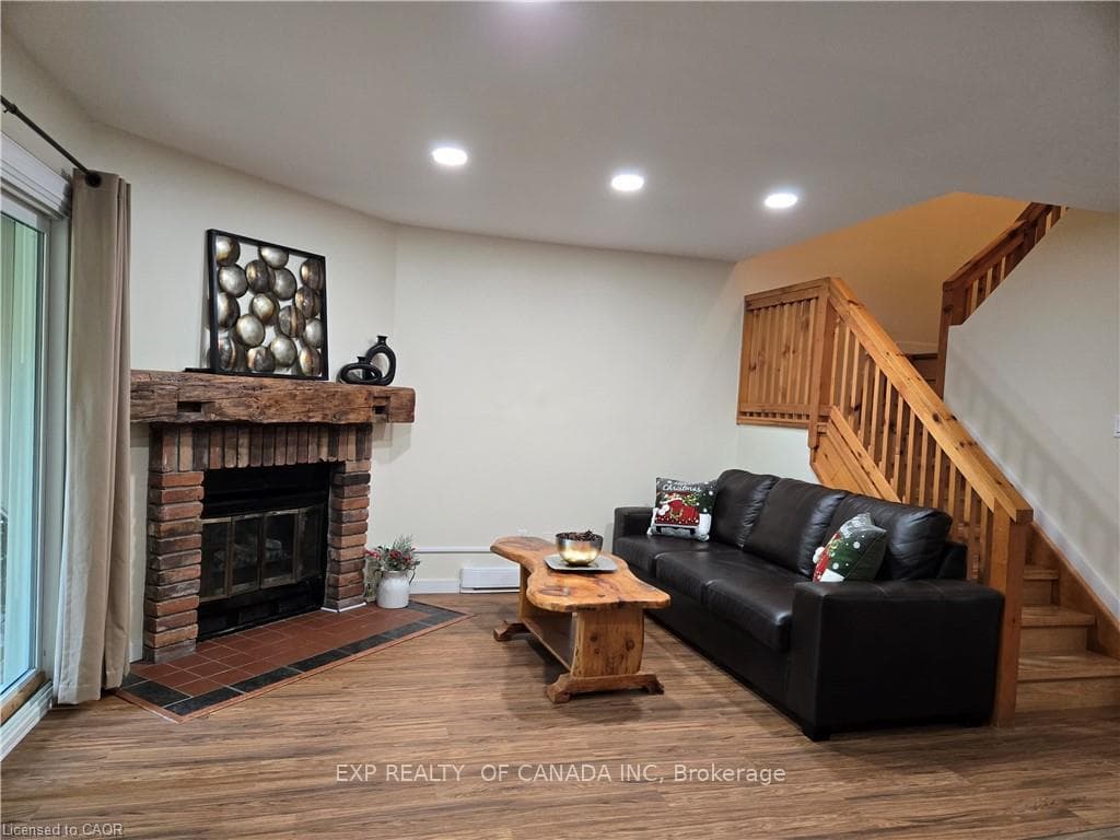 553 OXBOW Crescent photo 3