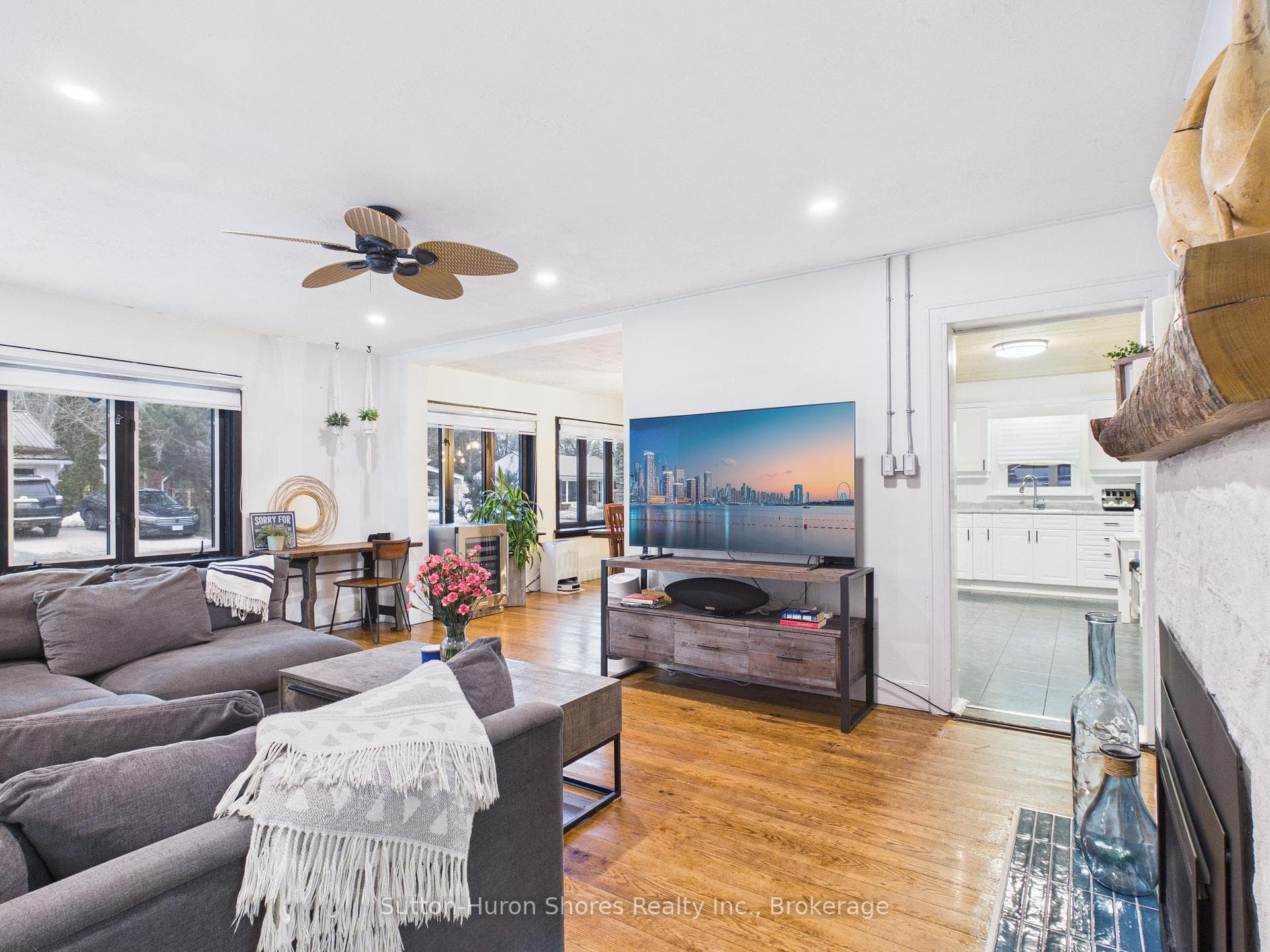 669 Louis Street photo 4