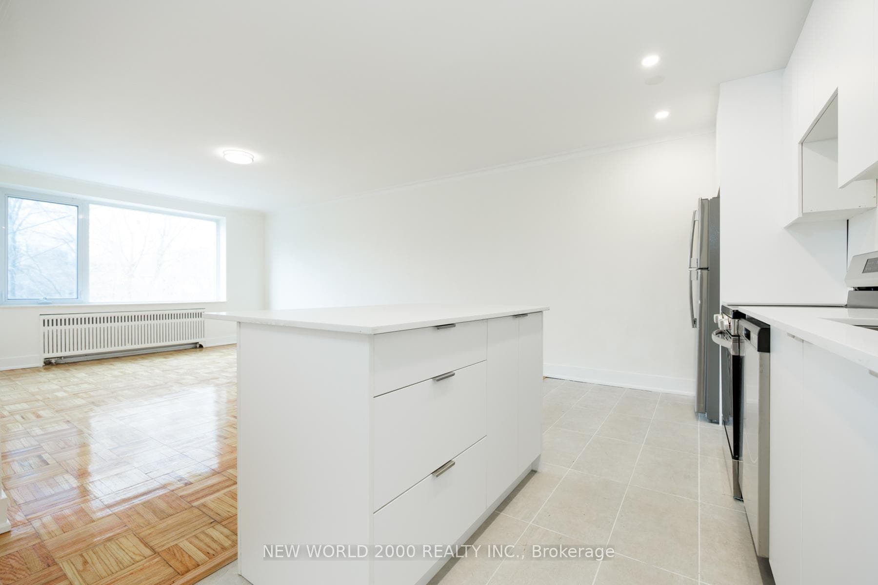 49 Glen Elm Avenue Unit 413 photo 4
