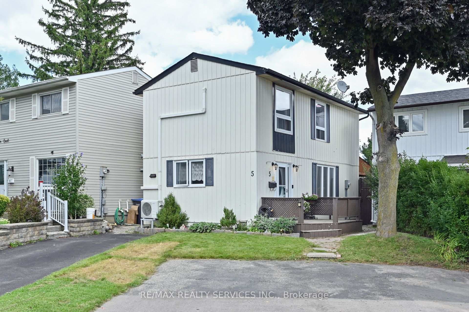 5 Hedgeson Court photo 2