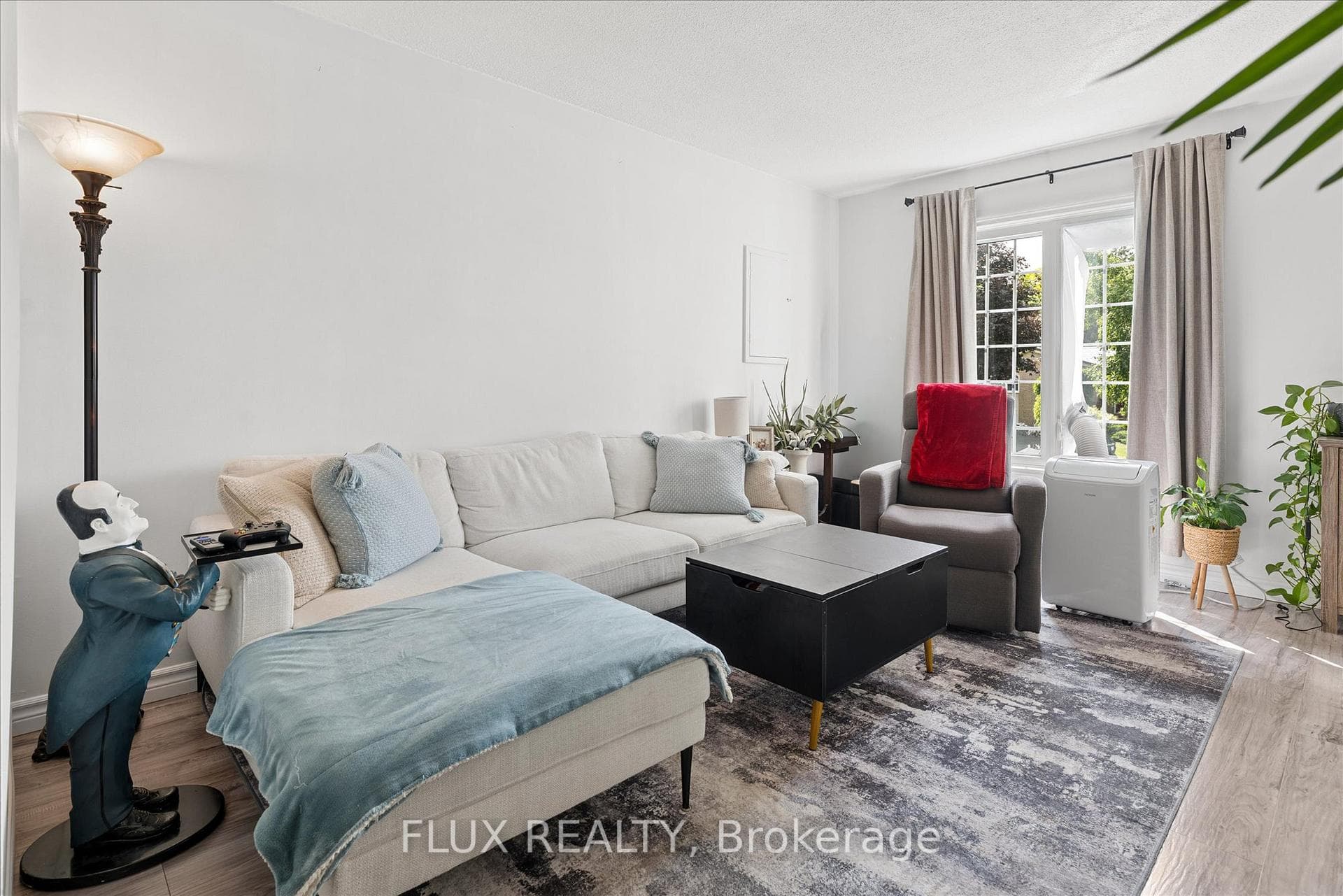 154 Graham Crescent photo 7