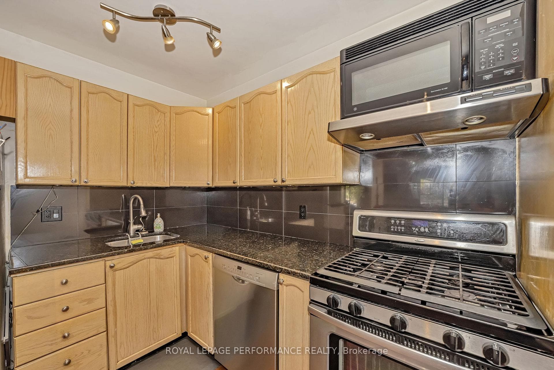 1590 Briarfield Crescent photo 12
