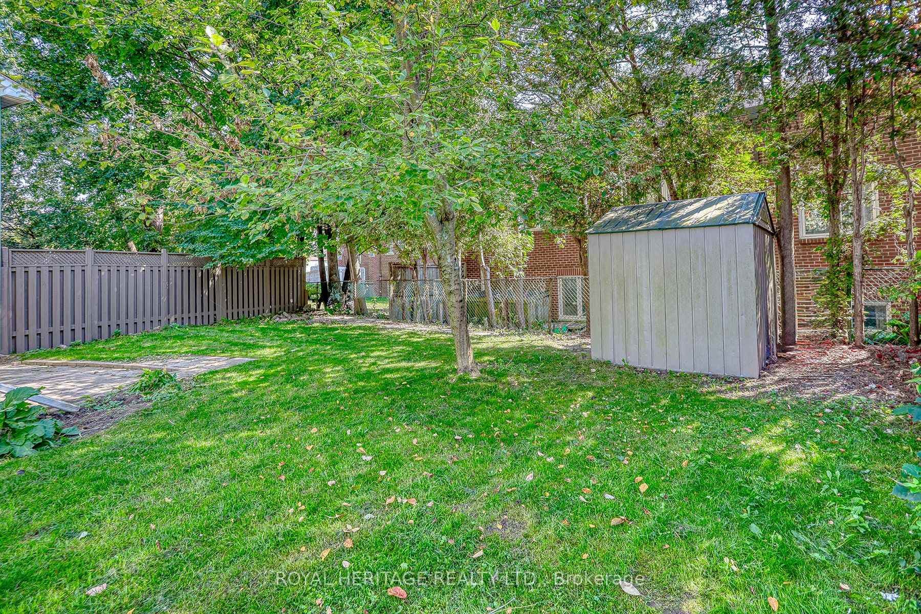 1403 Fenelon Crescent photo 34